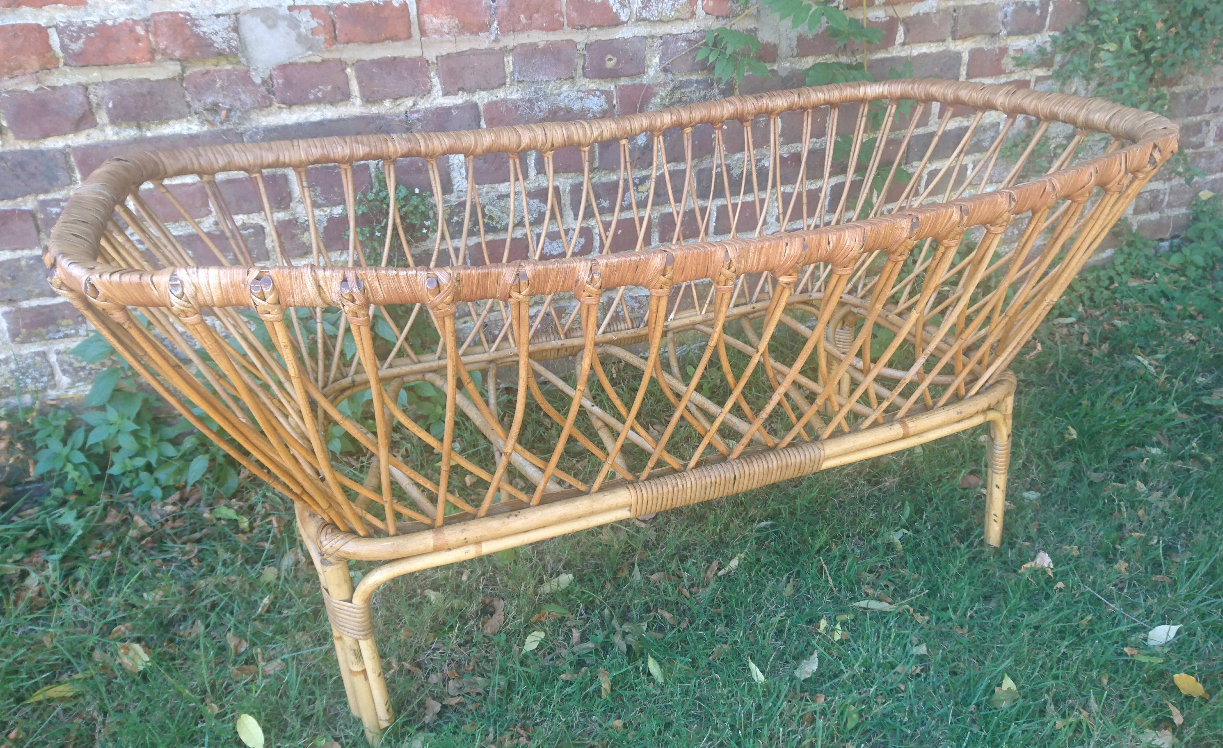 Rattan cradle bed