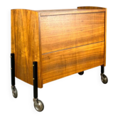 Cabinet à bar roulant avec miroirs intérieurs, noyer, années 60, vintage