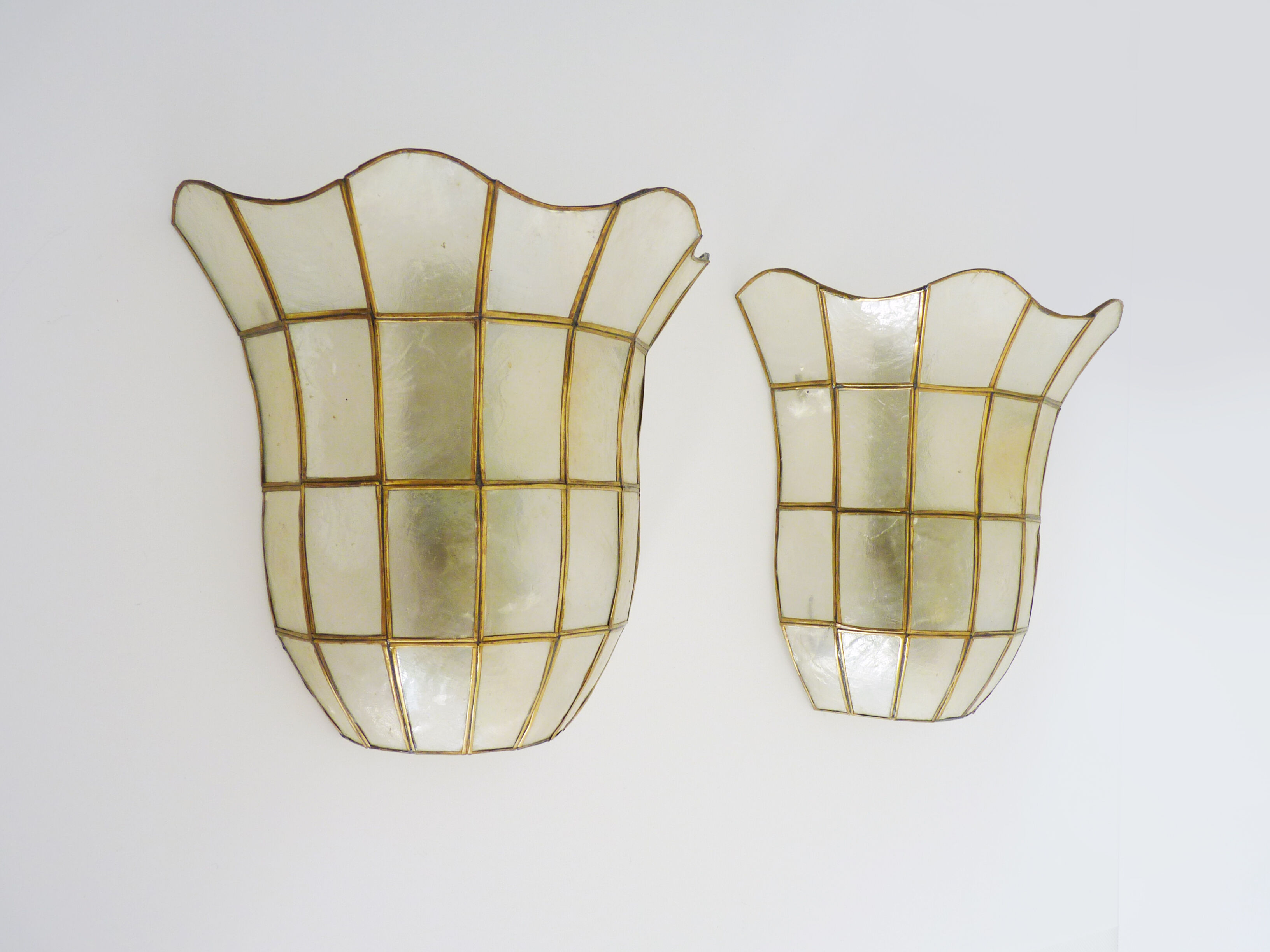 Pair of vintage wall lamps in mother-of-pearl and gilded brass 1970