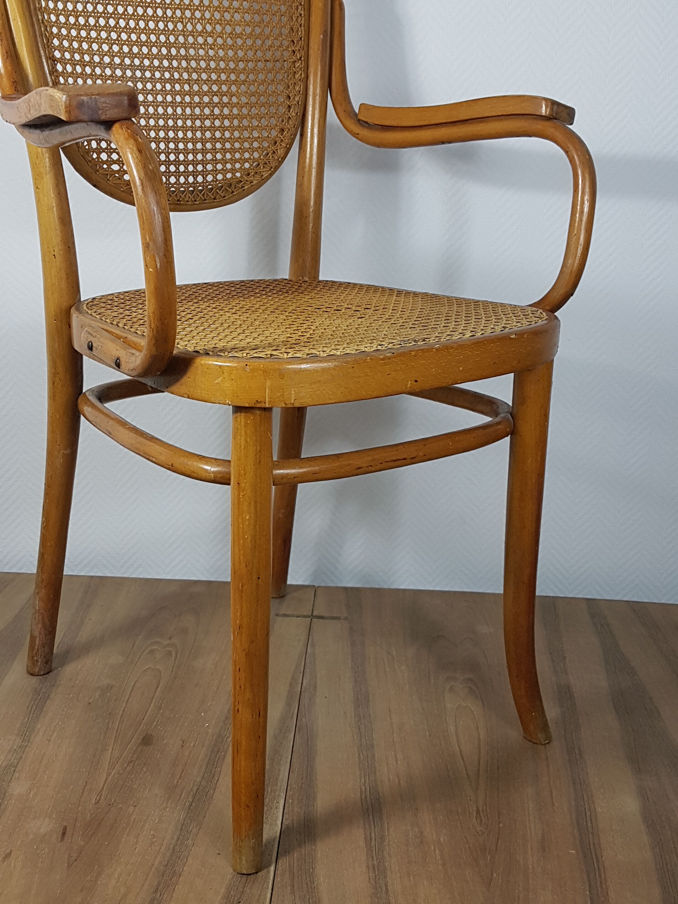 Fauteuil assise et dossier en cannage étiquette de Thonet ref sl02
