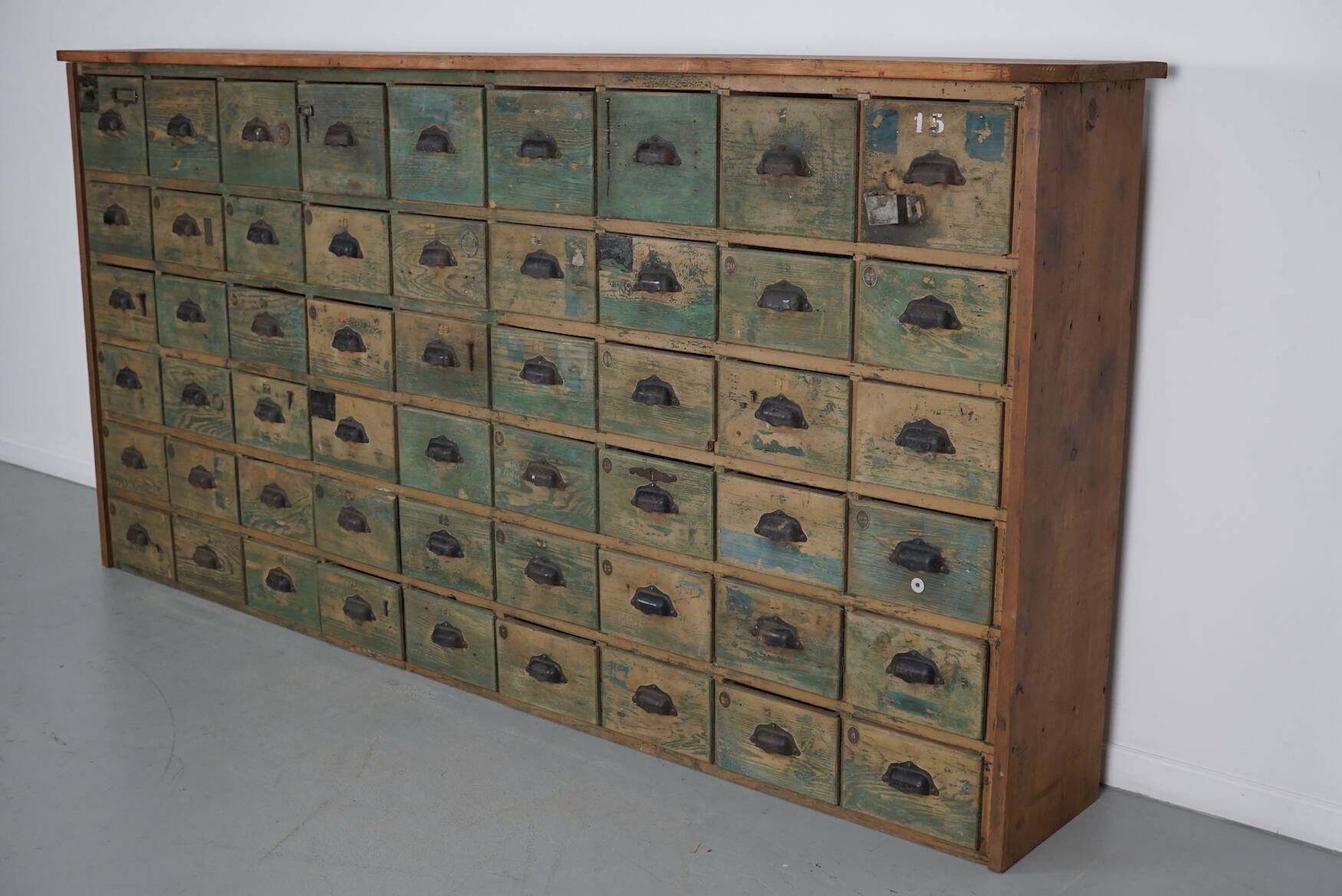 Meuble de quincaillerie industriel en pin peint, France années 1950