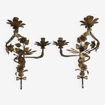 Paire d'appliques, Hollywood Regency, 2 bougeoirs, métal doré, 1970, décor fleurs, chantourné, grand