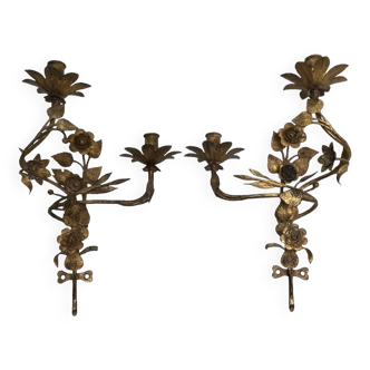 Pair of sconces, Hollywood Regency, 2 candlesticks, gold metal, 1970, flower decor, scalloped, large