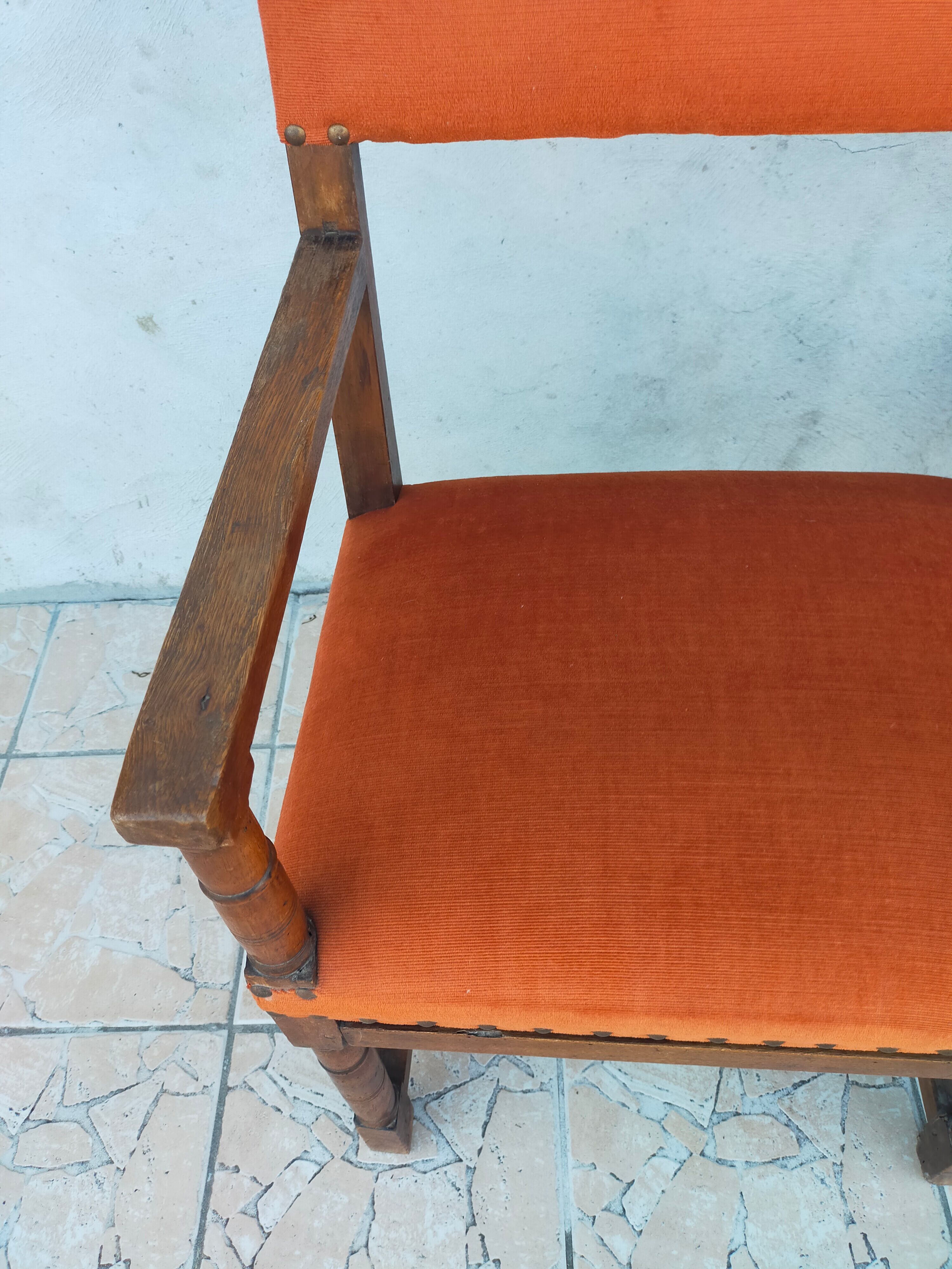 Paire de fauteuils rustiques en noyer