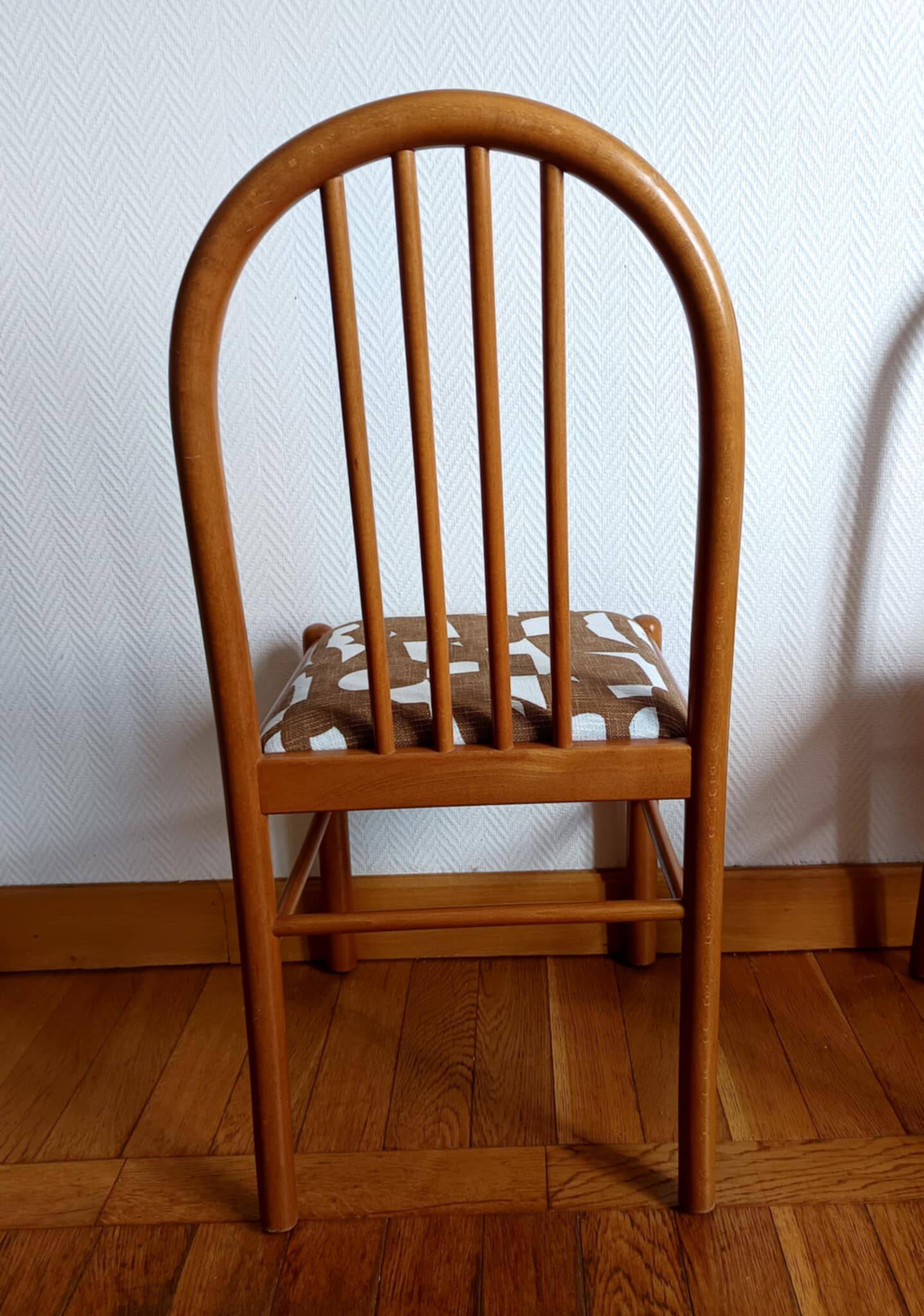 Trois chaises style vintage pin et tissu