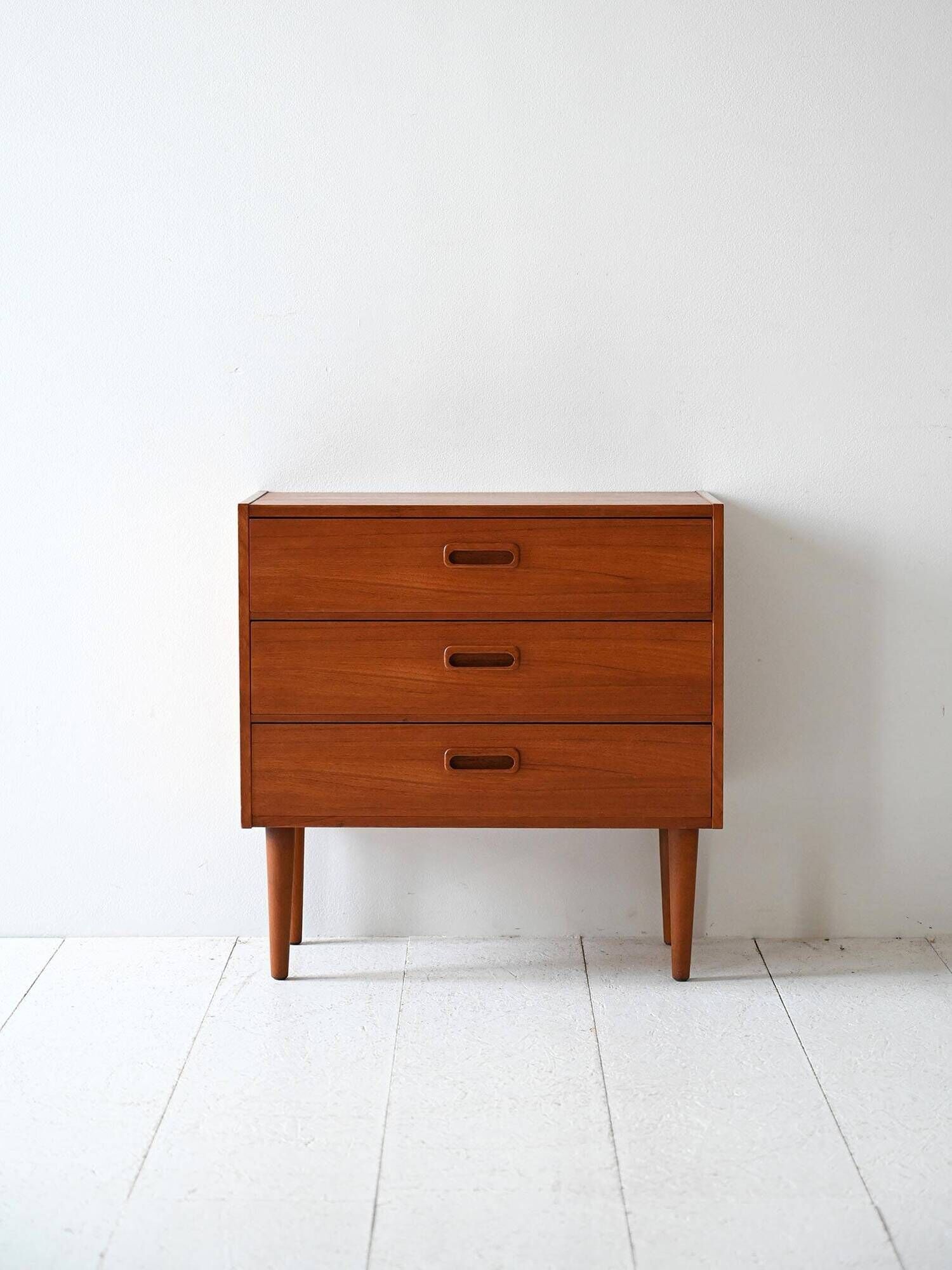 Table de chevet scandinave vintage en teck avec trois tiroirs