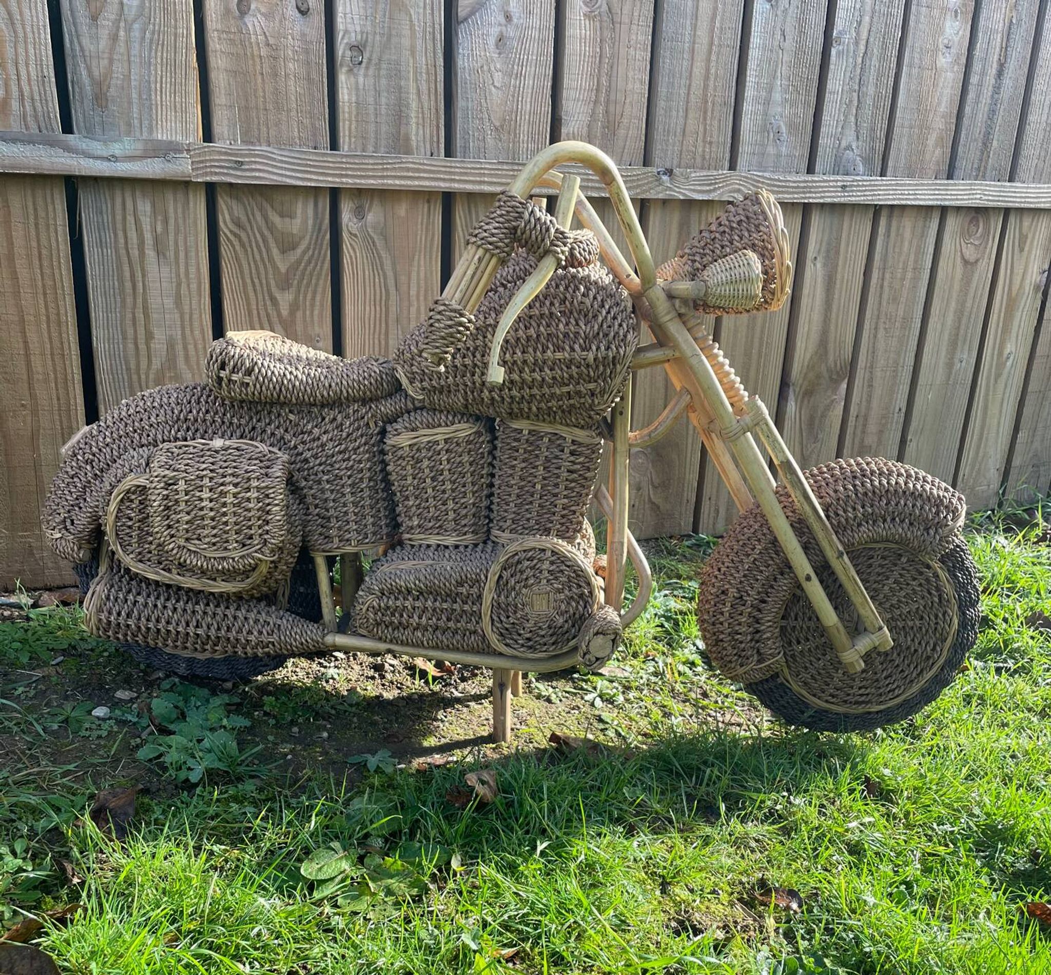 Sculpture moto Harley Davidson en osier