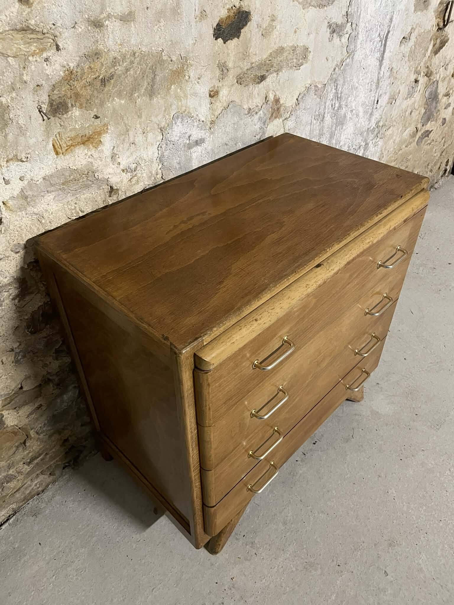 Vintage chest of drawers with 4 drawers and tapered legs.