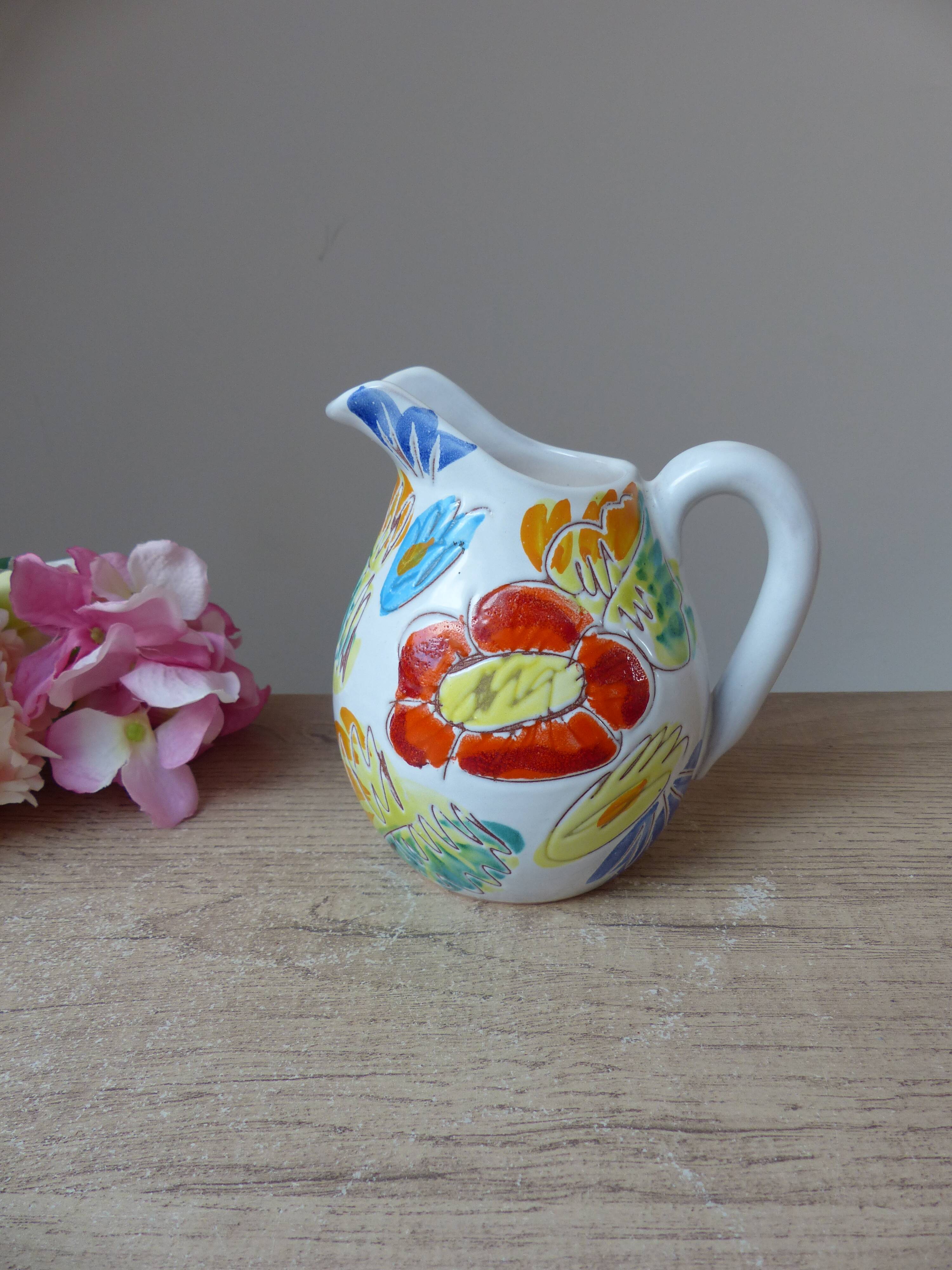 Ancien petit pichet, pot à lait en céramique fait main décor fleuri peint à la main style Vallauris