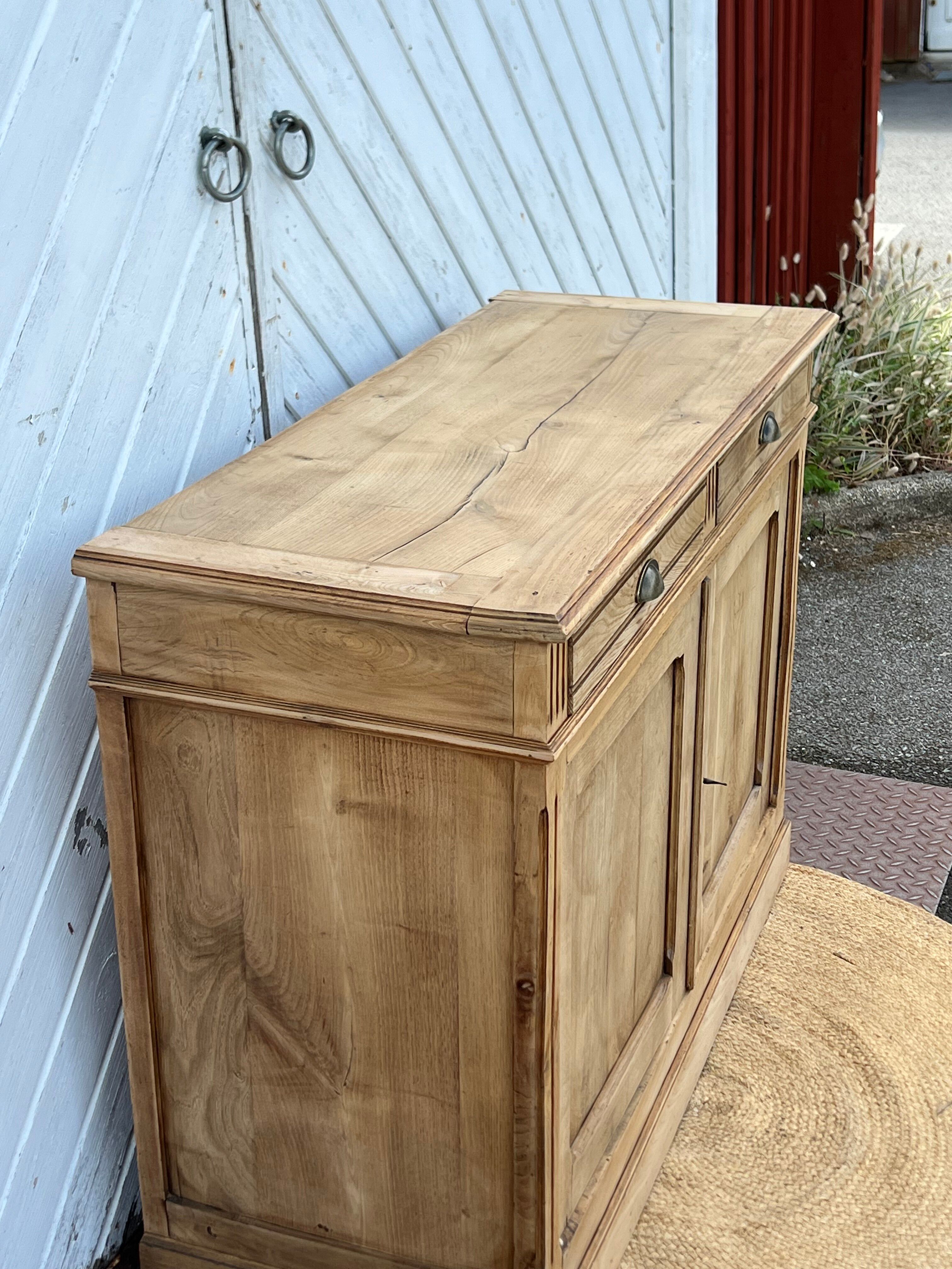 Old solid oak buffet with 2 drawers, chic country style.