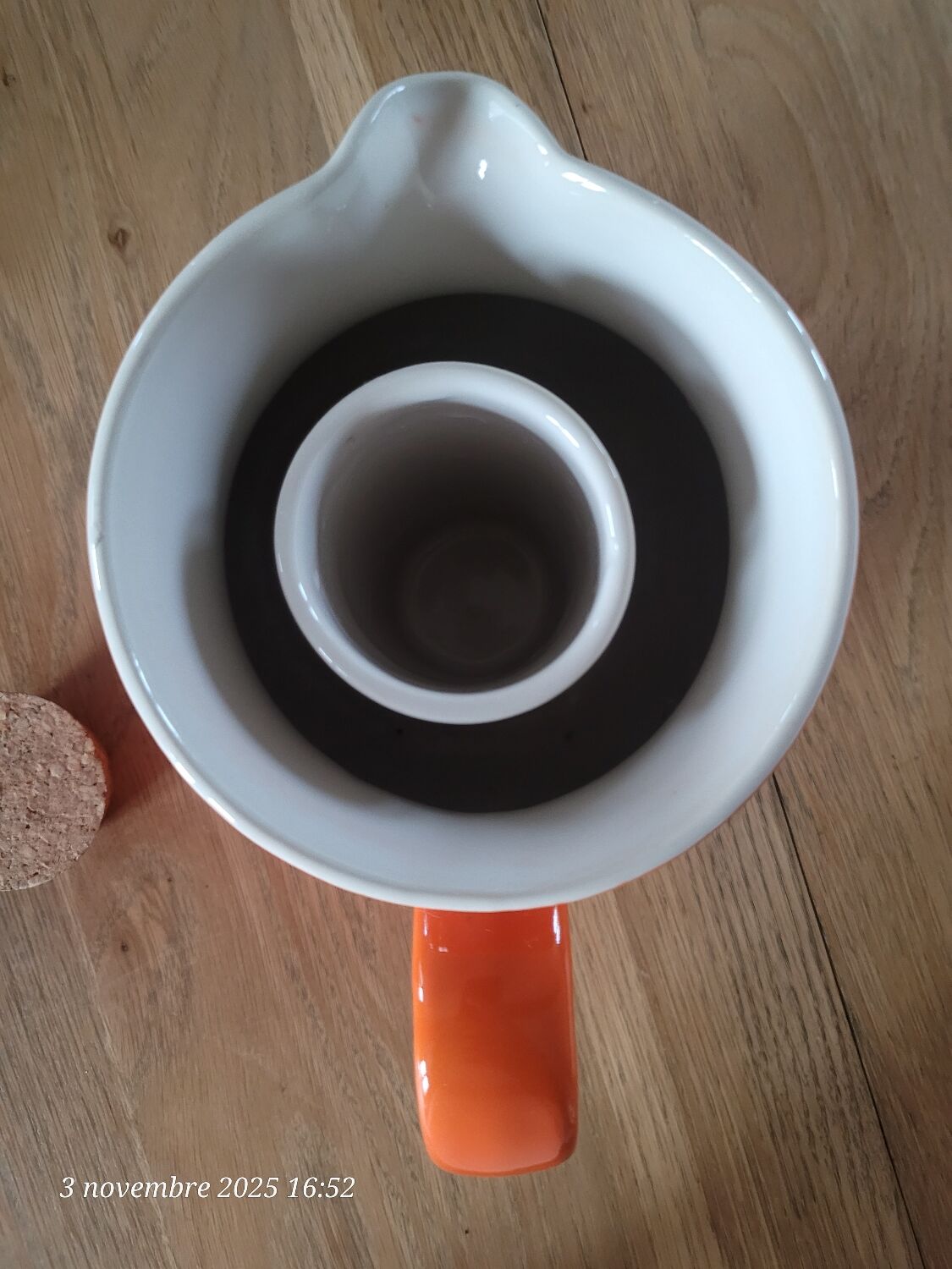 Carafe or pitcher with ice reservoir