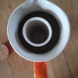 Carafe or pitcher with ice reservoir