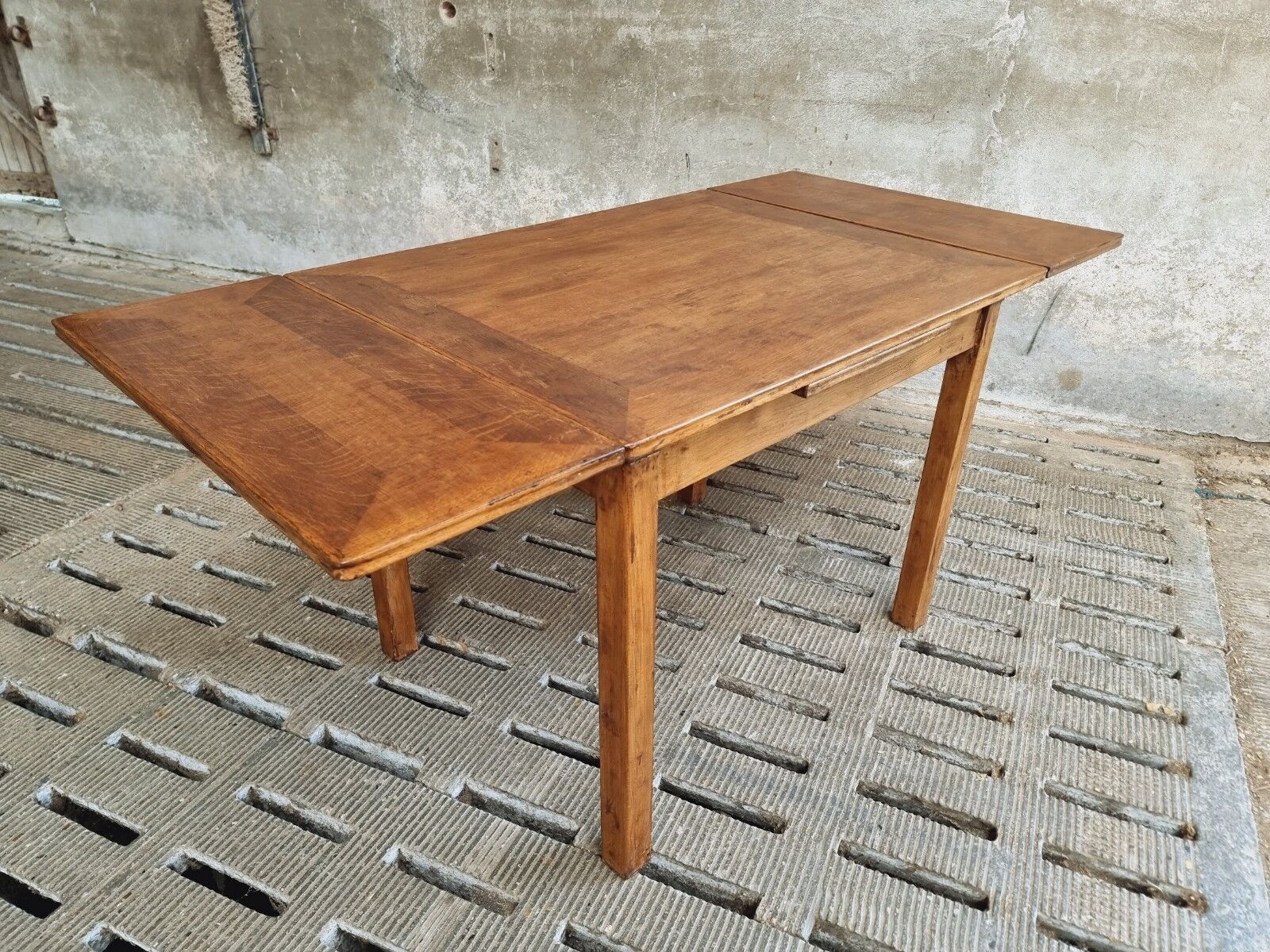 Dining table extendable