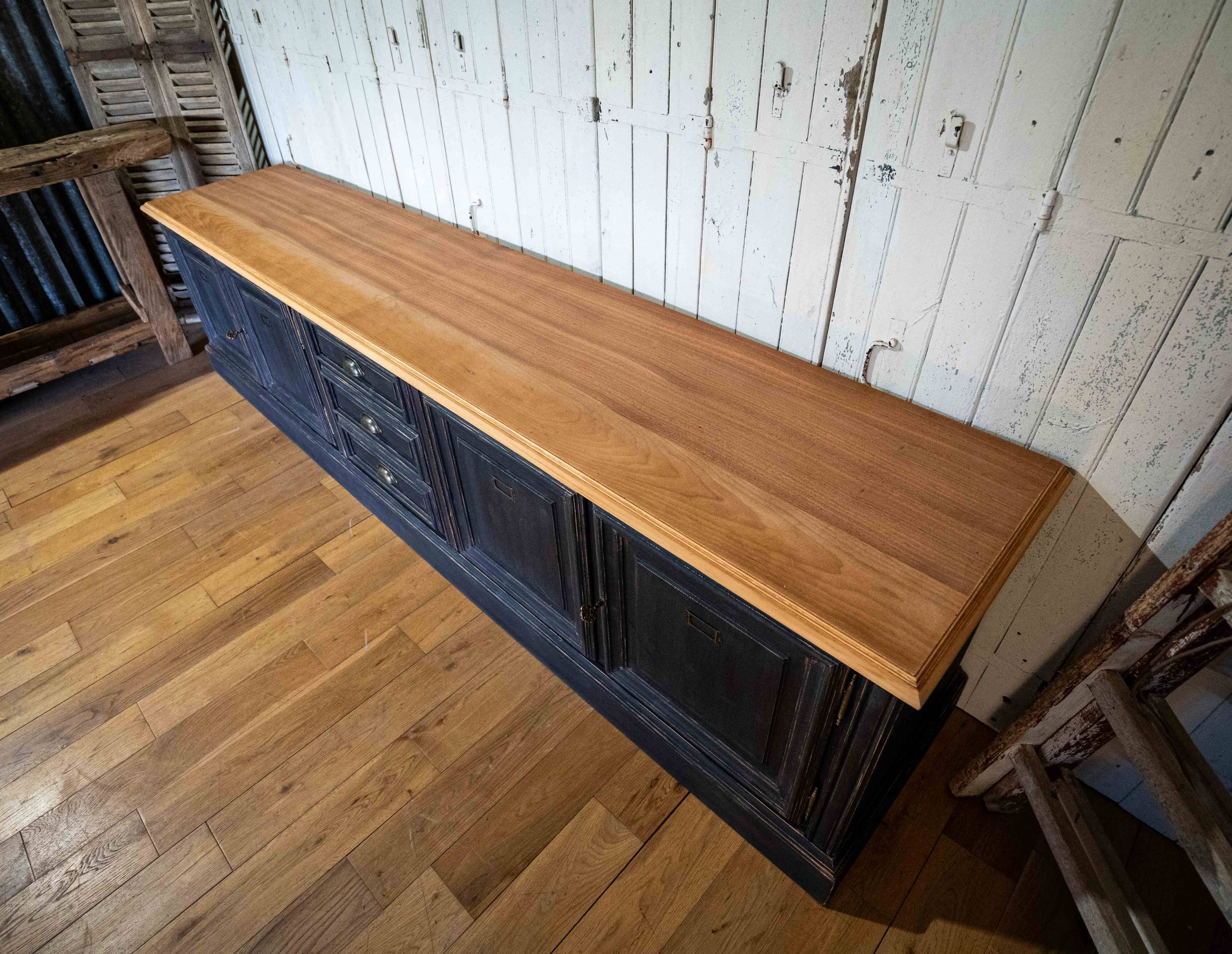Buffet bas restauré dans le style meuble de métier