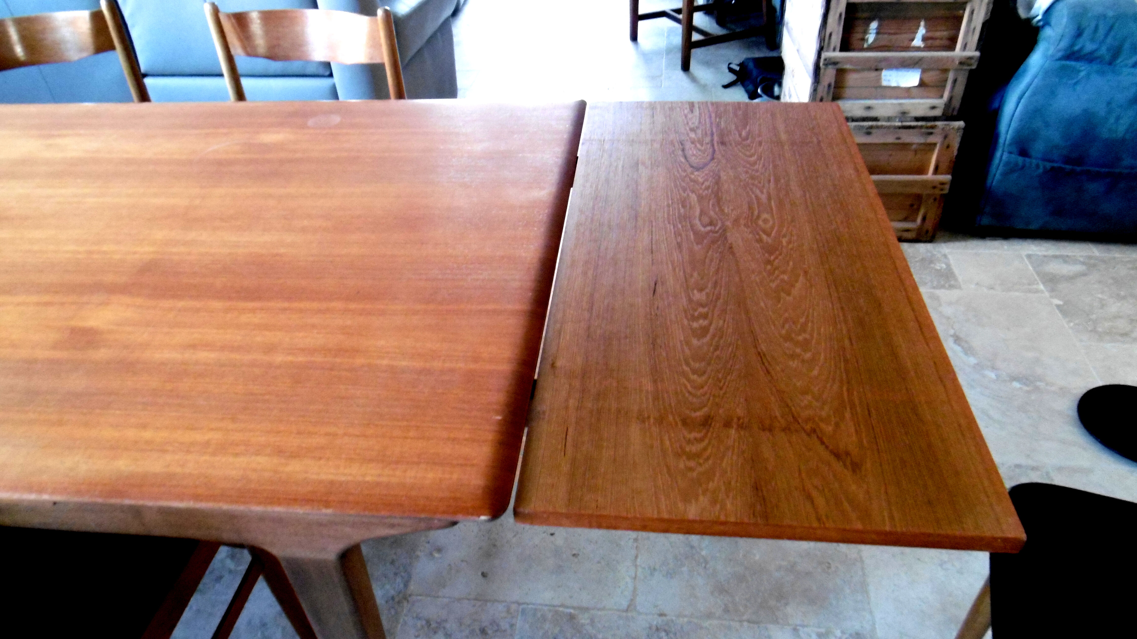 Table avec deux allonges et ses 6 chaises scandinave en teck des années 1970