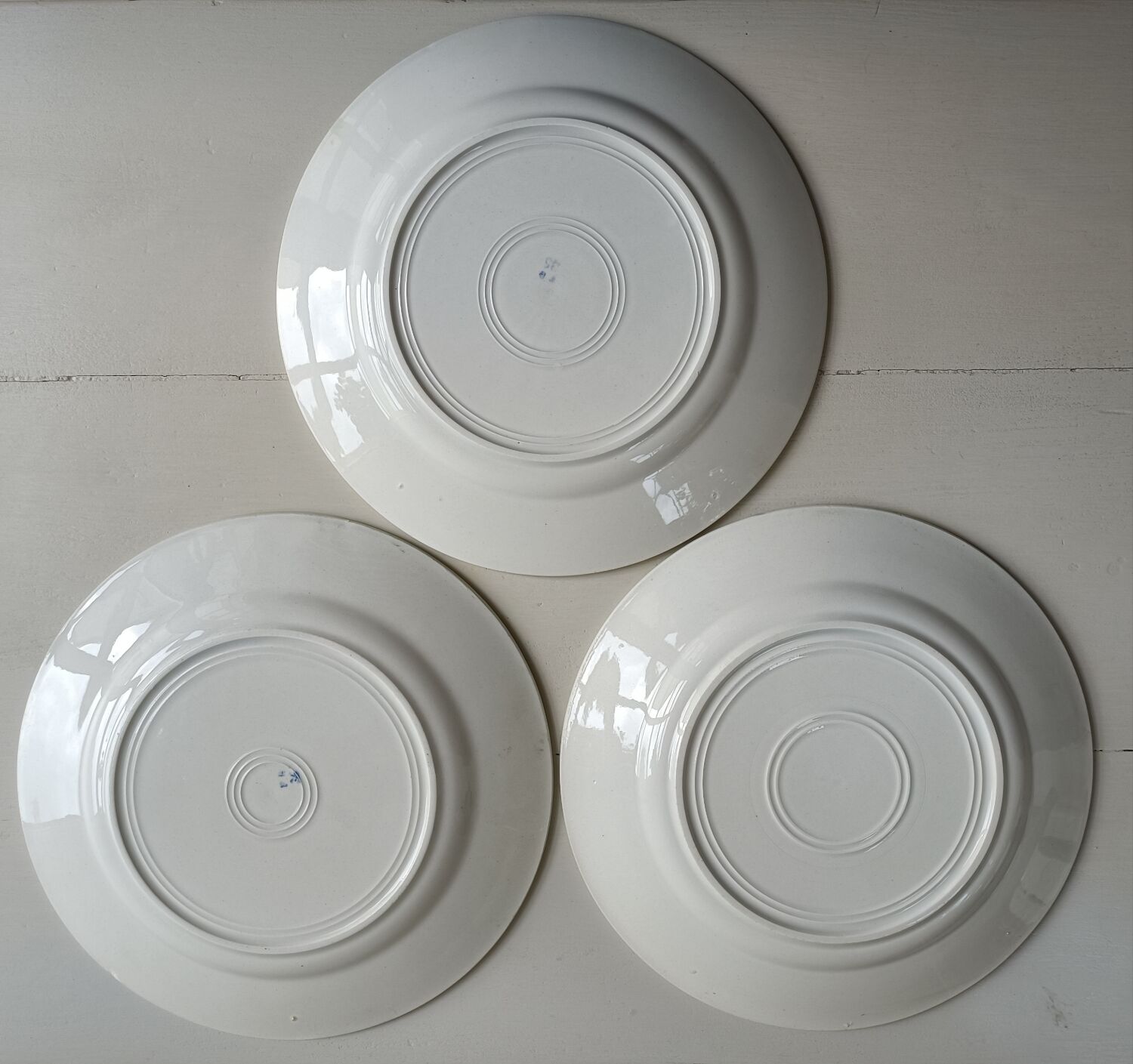 Six mismatched plates iron earth