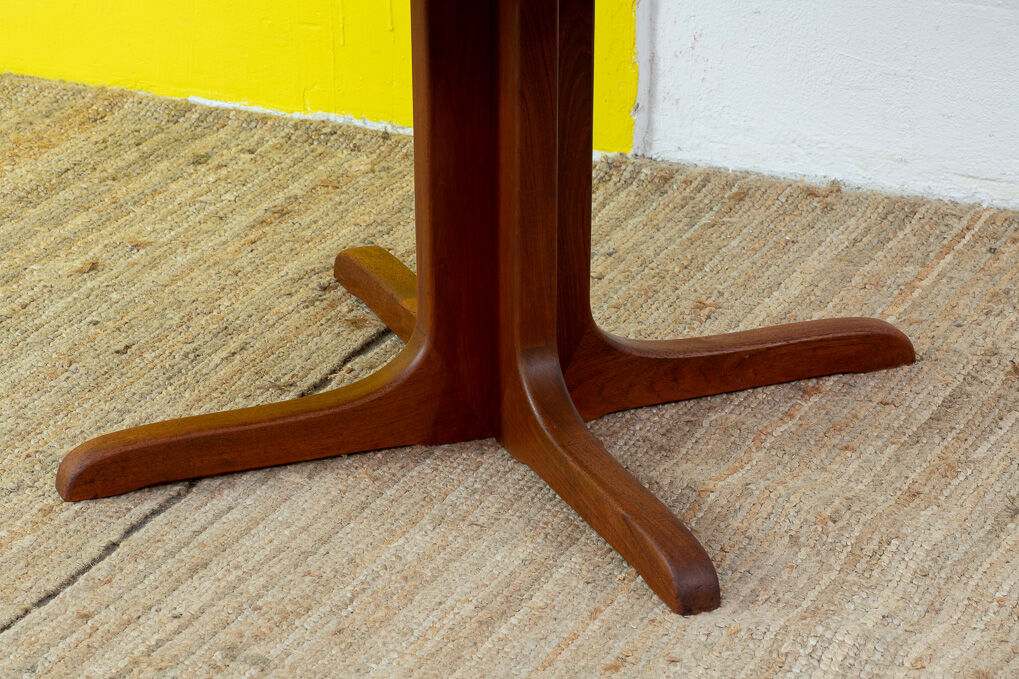 Scandinavian table 120 cm