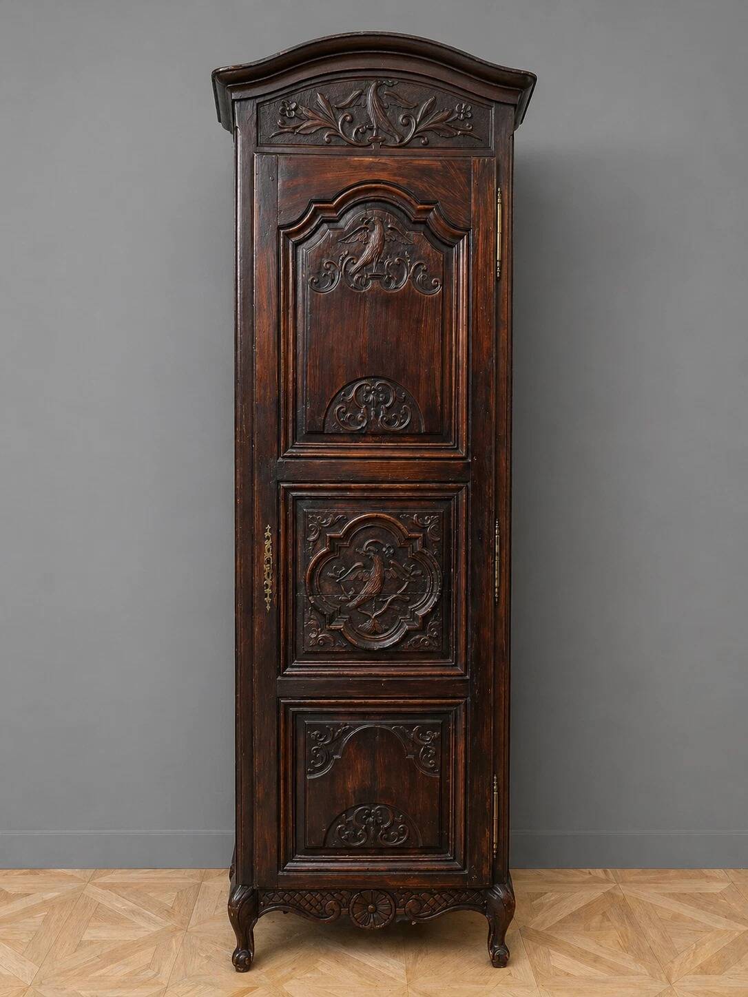 Louis XV period Lyonnaise bonnetière in solid walnut,