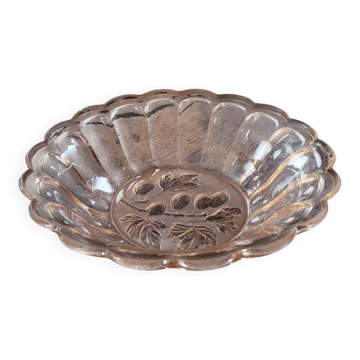 Coupe en verre moulé rose – décor végétal en relief – style années 50