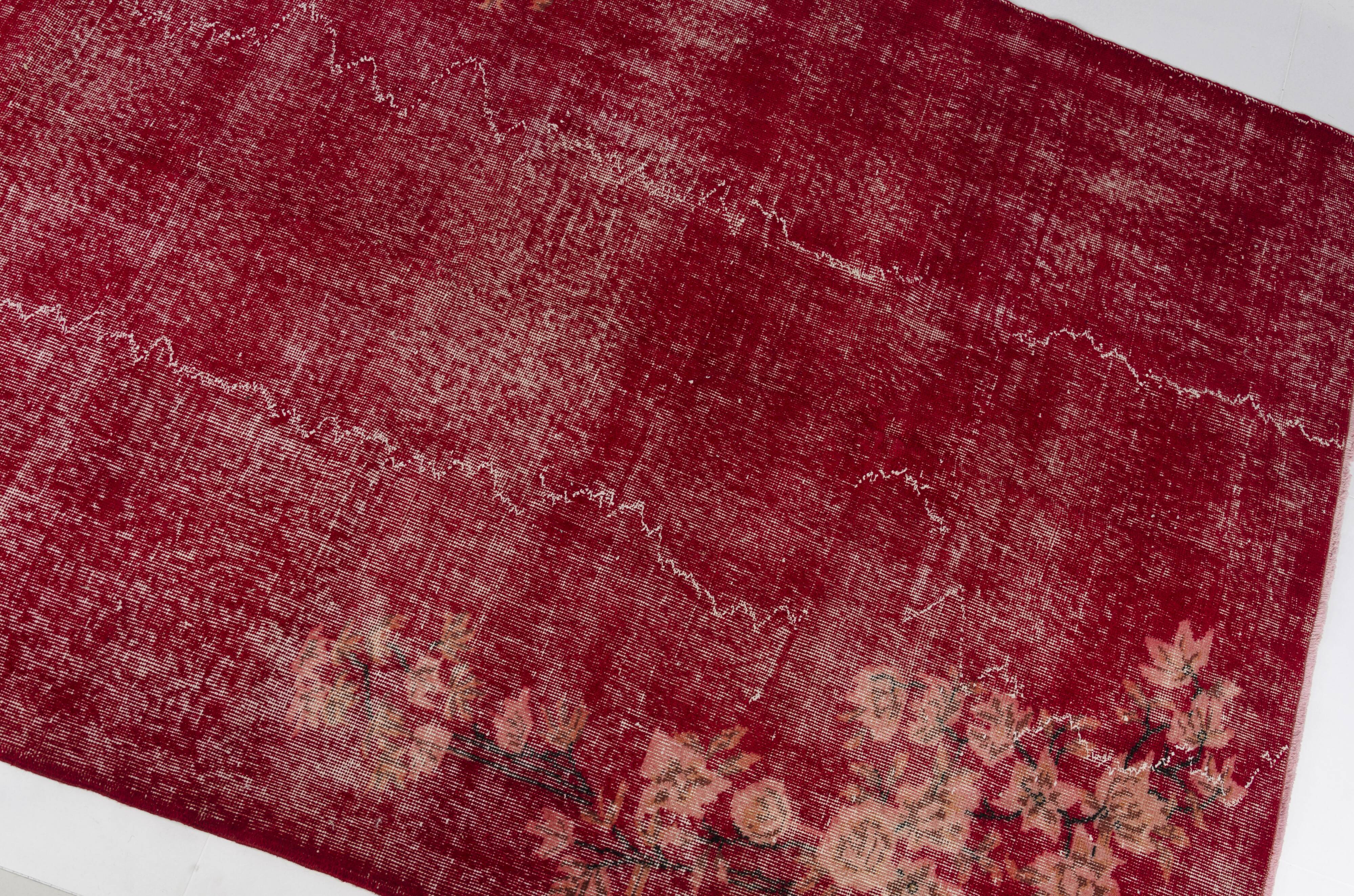 Tapis rouge turc vintage à motif floral