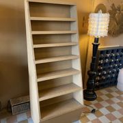 Étagère présentoir inclinée en bois peint