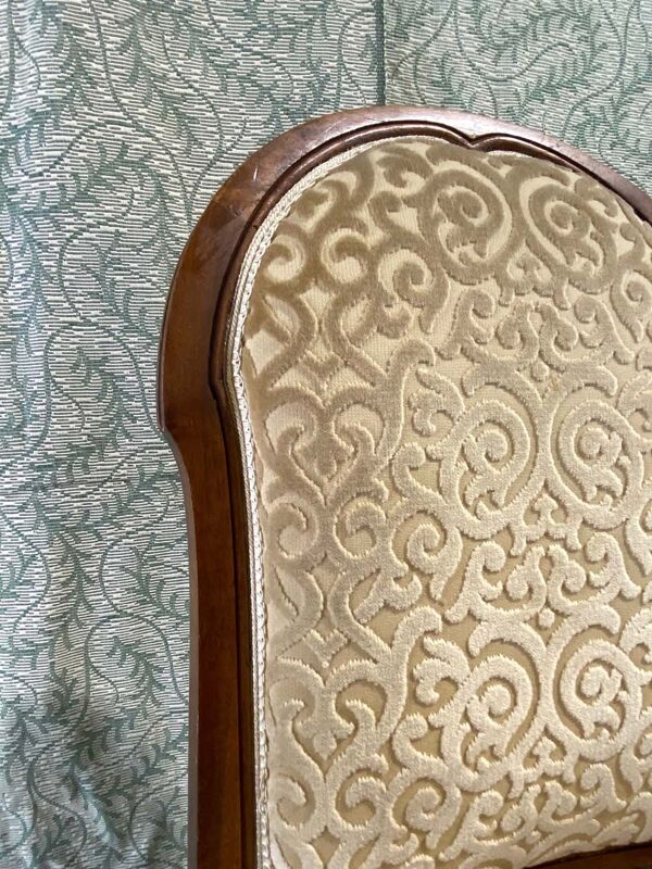 Paire de chaises anciennes en noyer