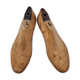 Pair of shoemaker shapes