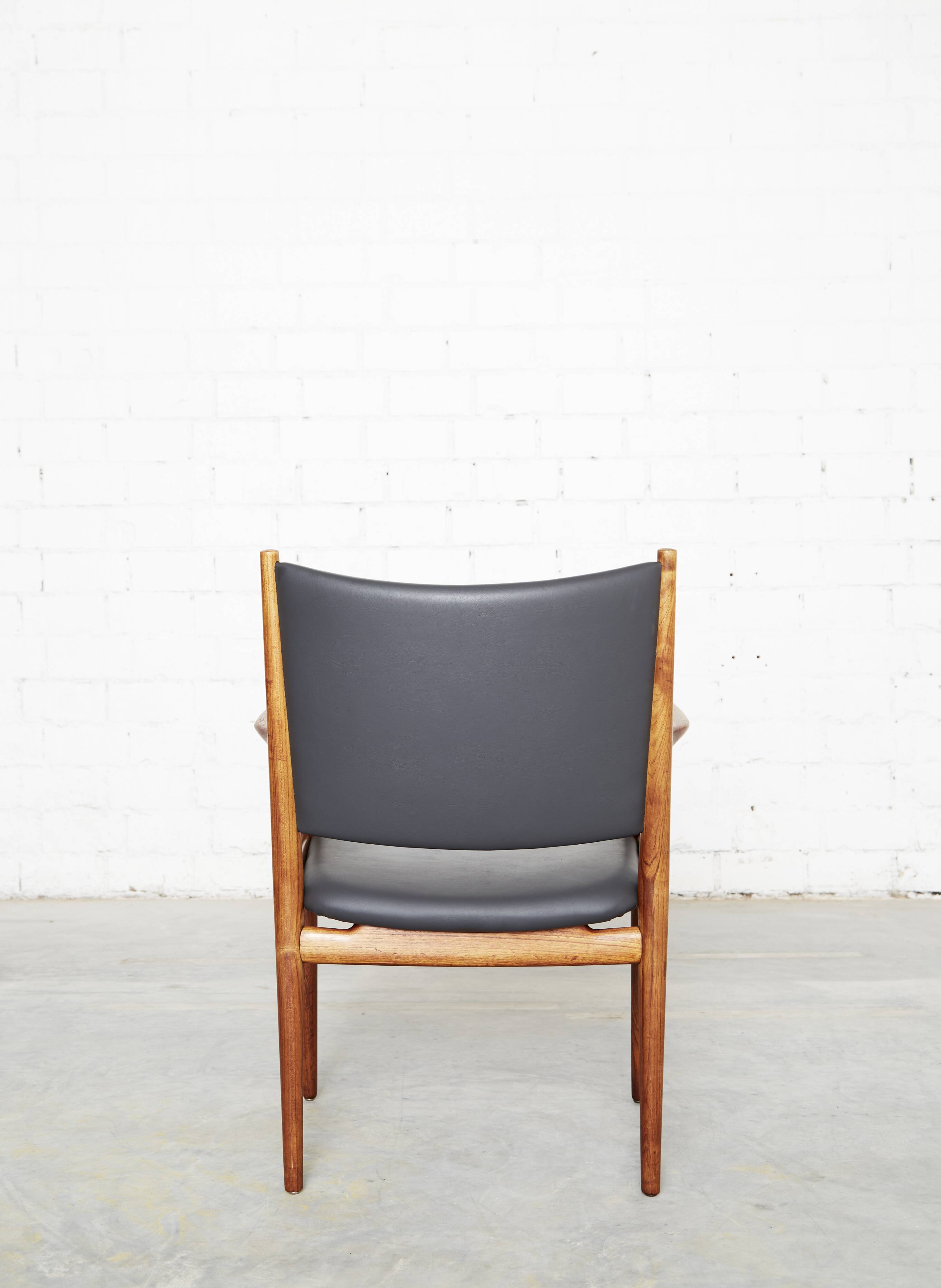 Hans Wegner JH-513 armchair for Johannes Hansen