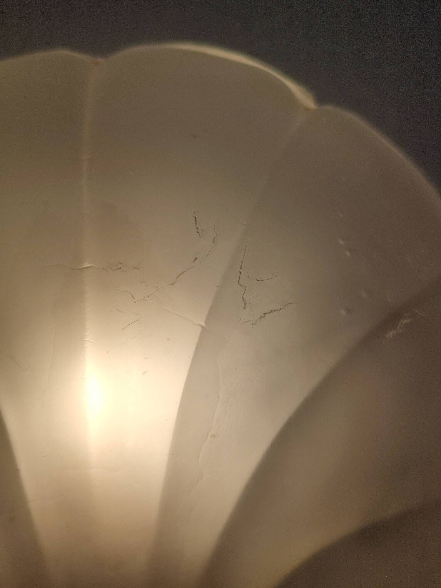 Shell-shaped wall lamp in frosted glass and vintage brass