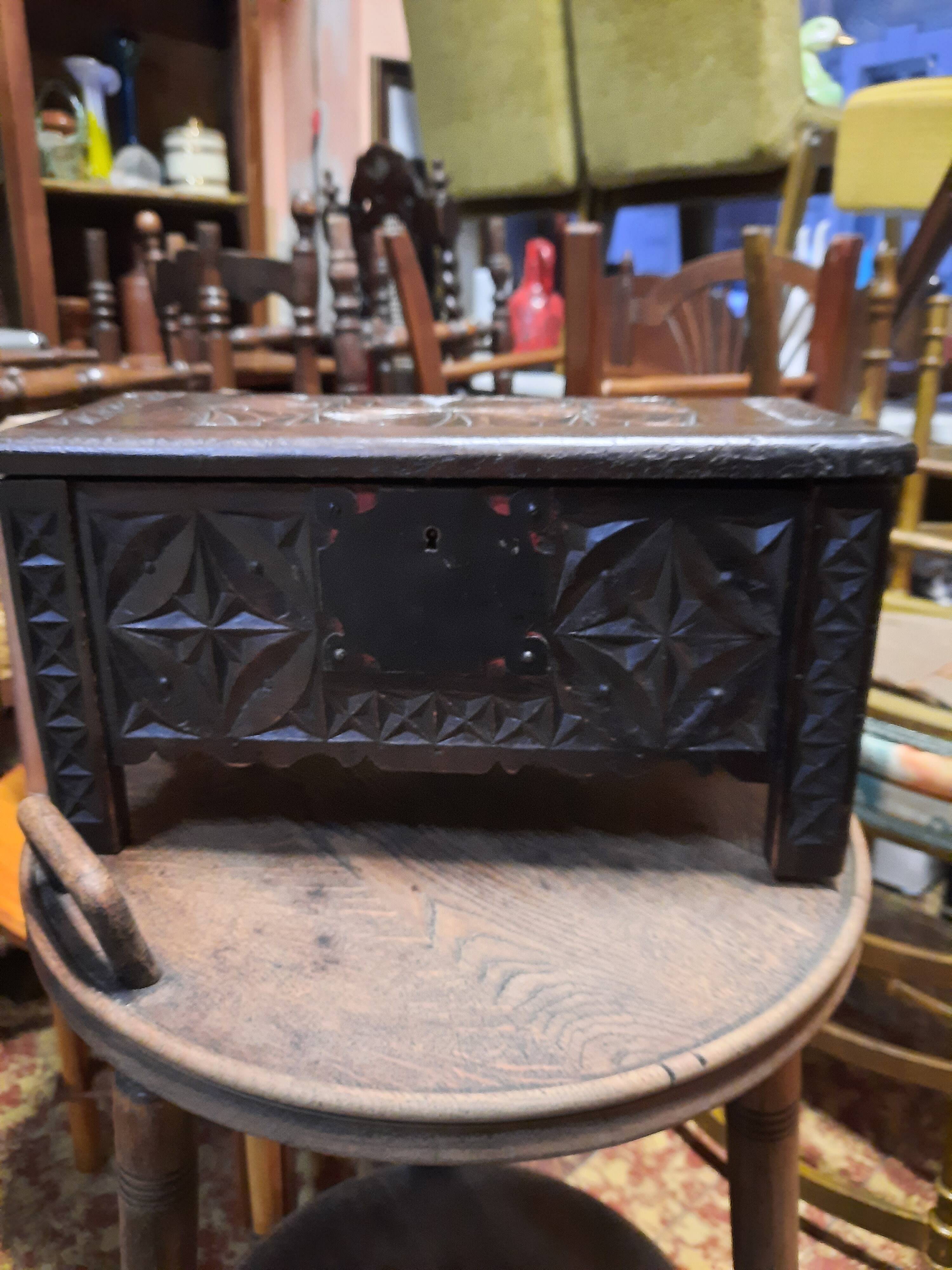 Coffret en bois sculpté