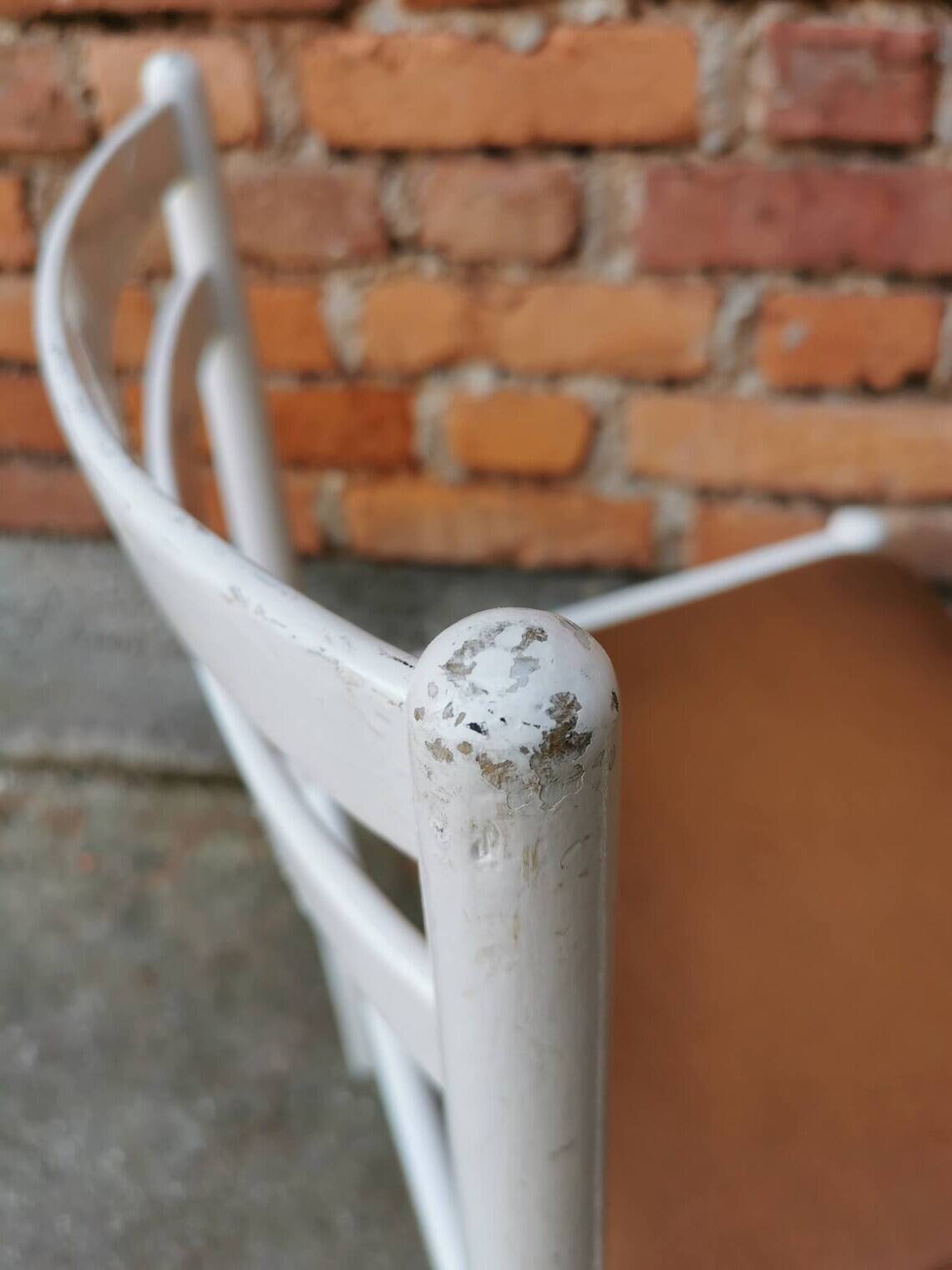 Chaise de salle à manger vintage stol kamnik : bois de hêtre blanc, assise en cuir marron