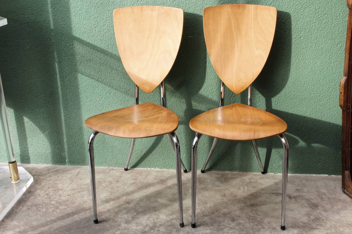 Set of two pairs of vintage 1970s chairs, in chrome metal and beech.