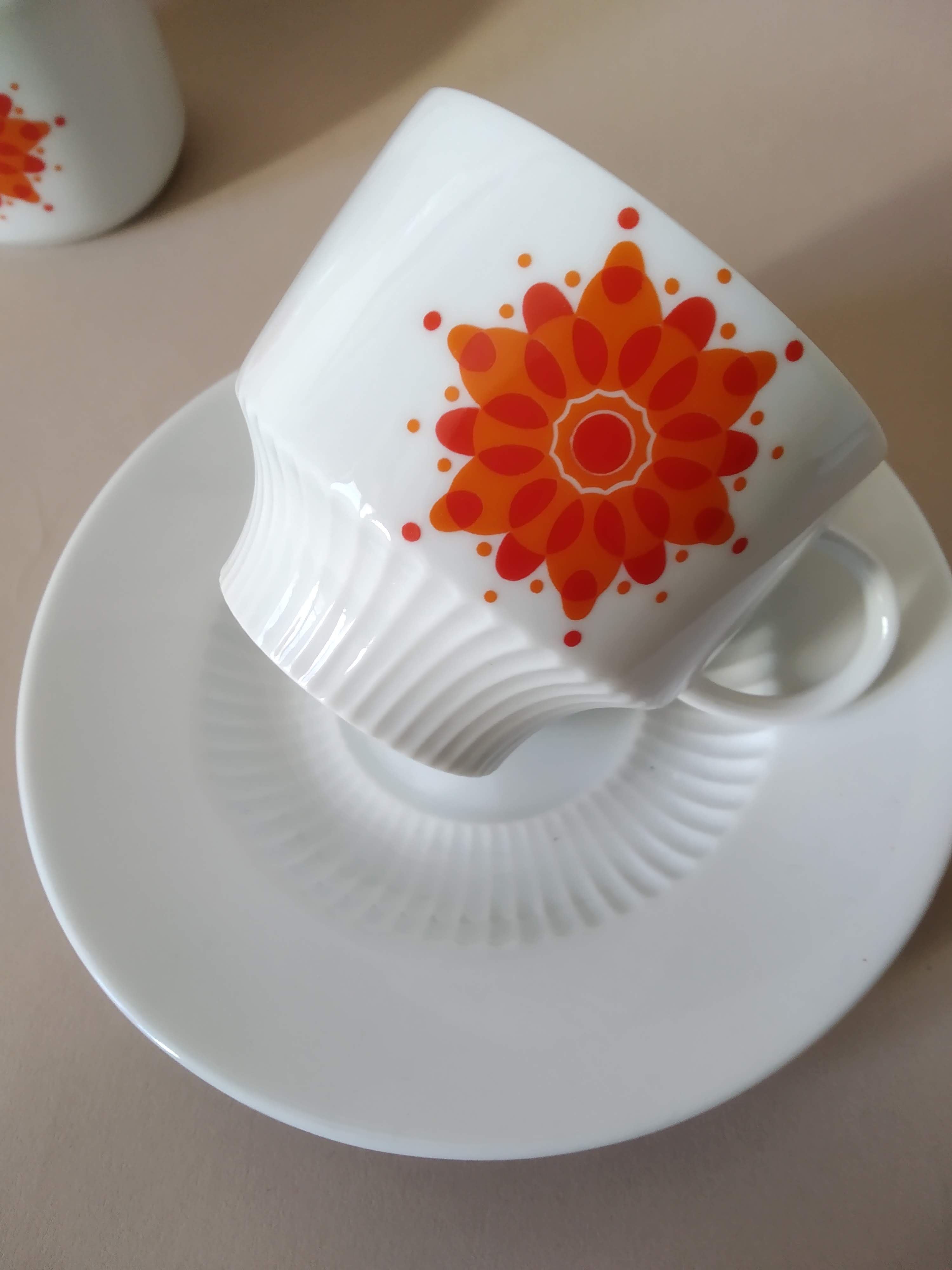 Lot 12 tasses à café et pot à lait en porcelaine Ak Kaiser années 70