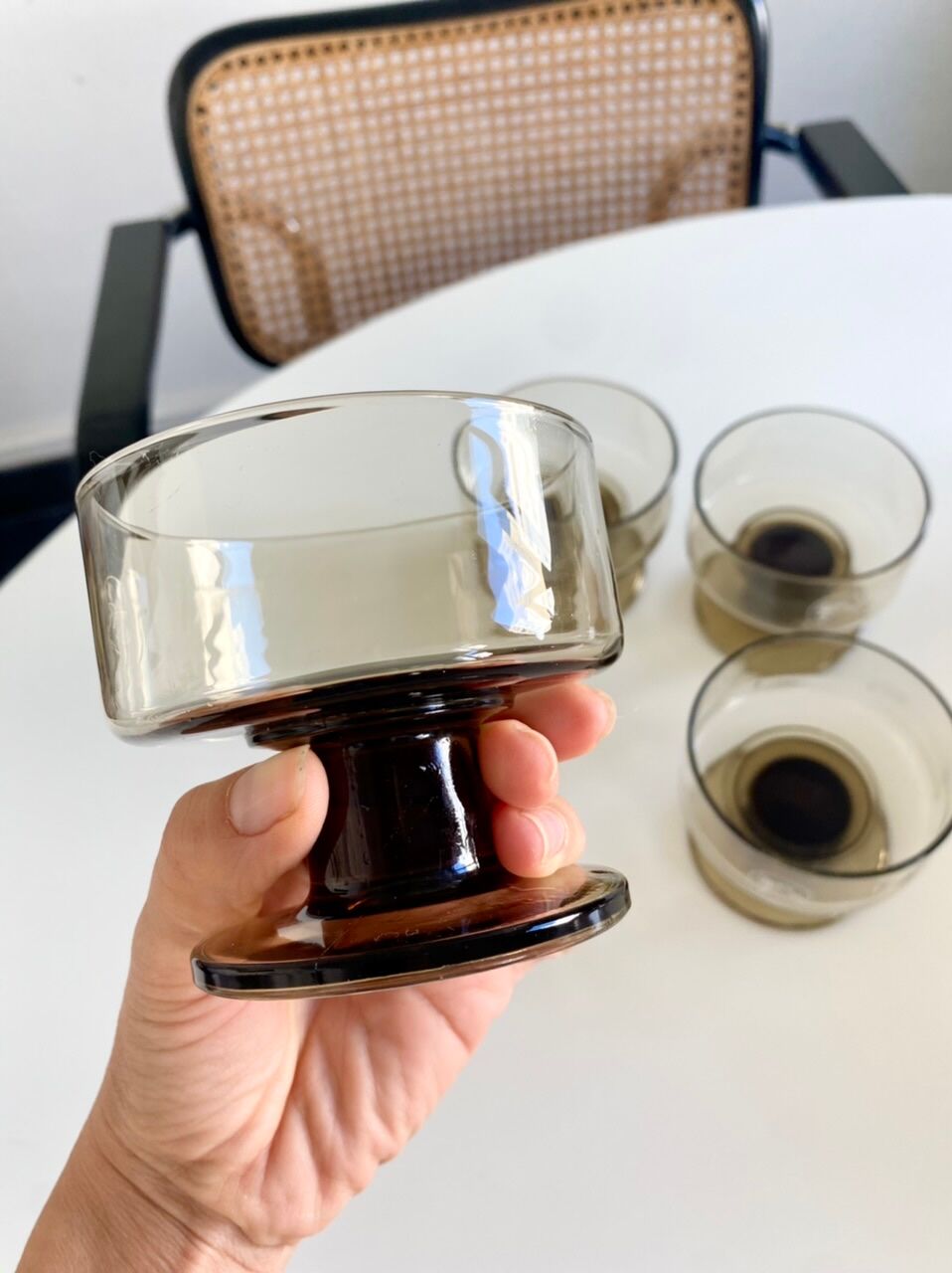 Lot de 4 coupes à champagne vintage en verre fumé