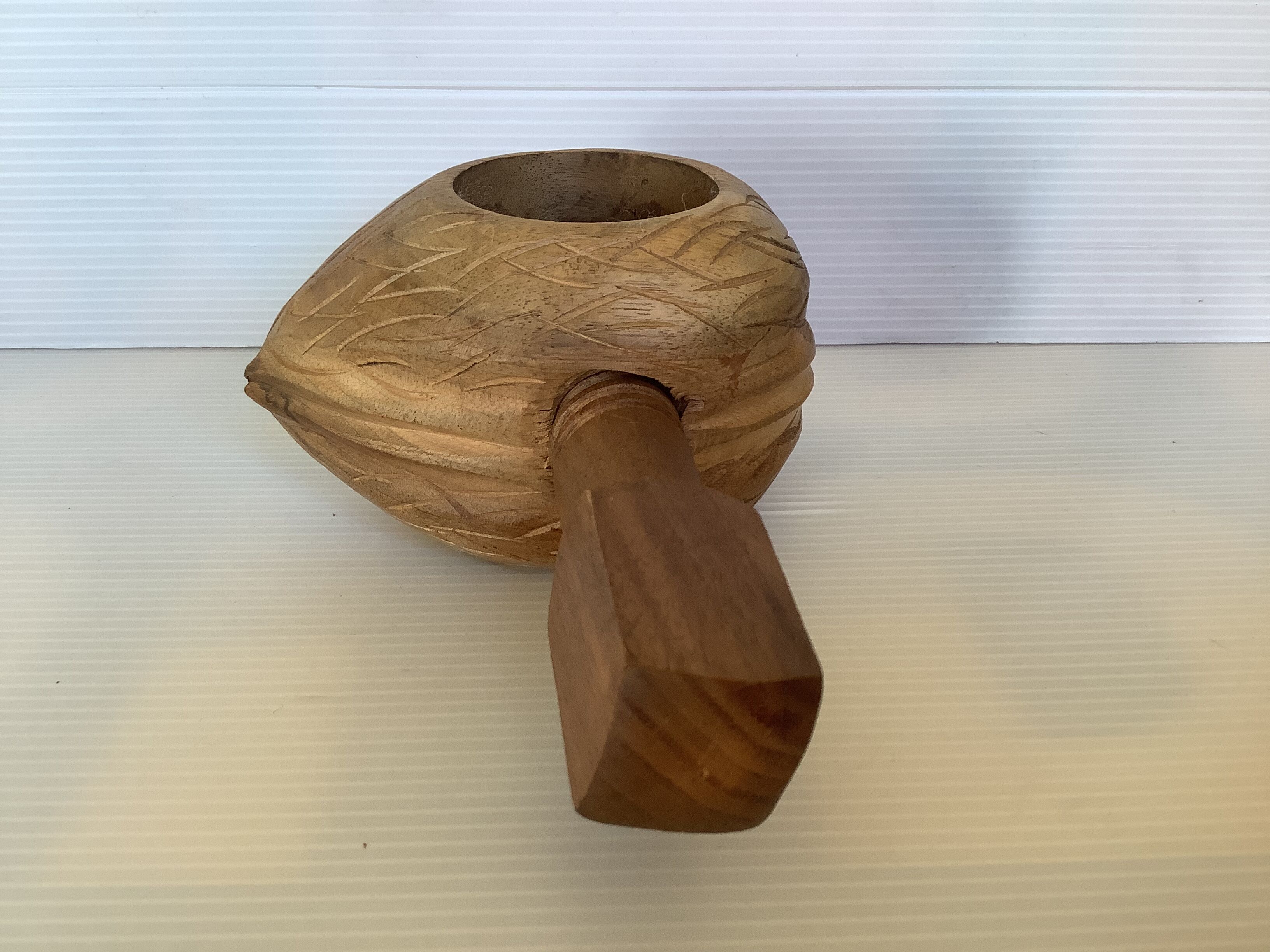 Casse noix en bois en forme de noix