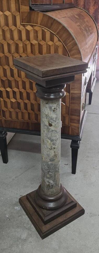 Column-shaped pedestal, made of solid wood and faux marble paint.