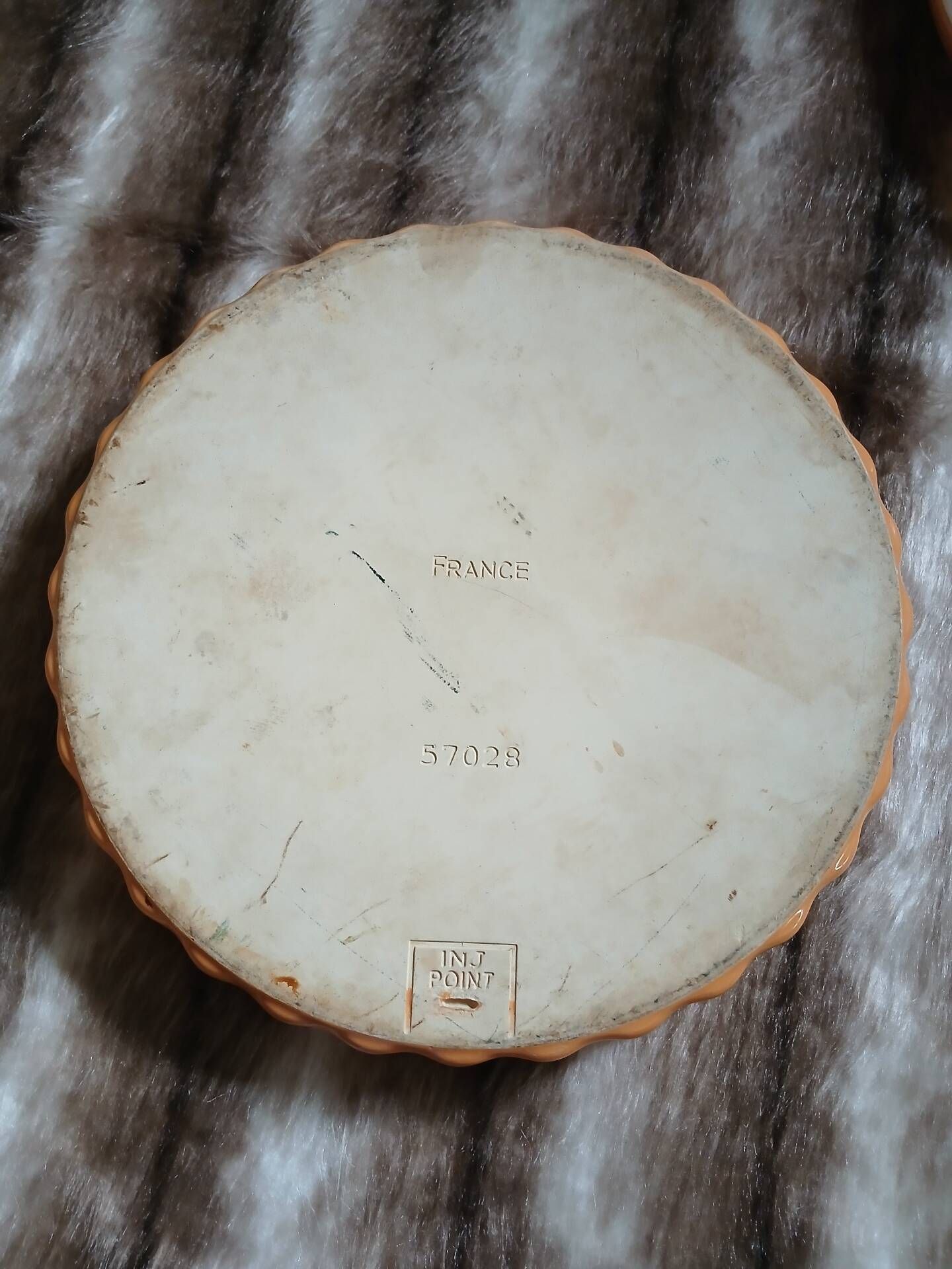 Vintage pie dish in majolica