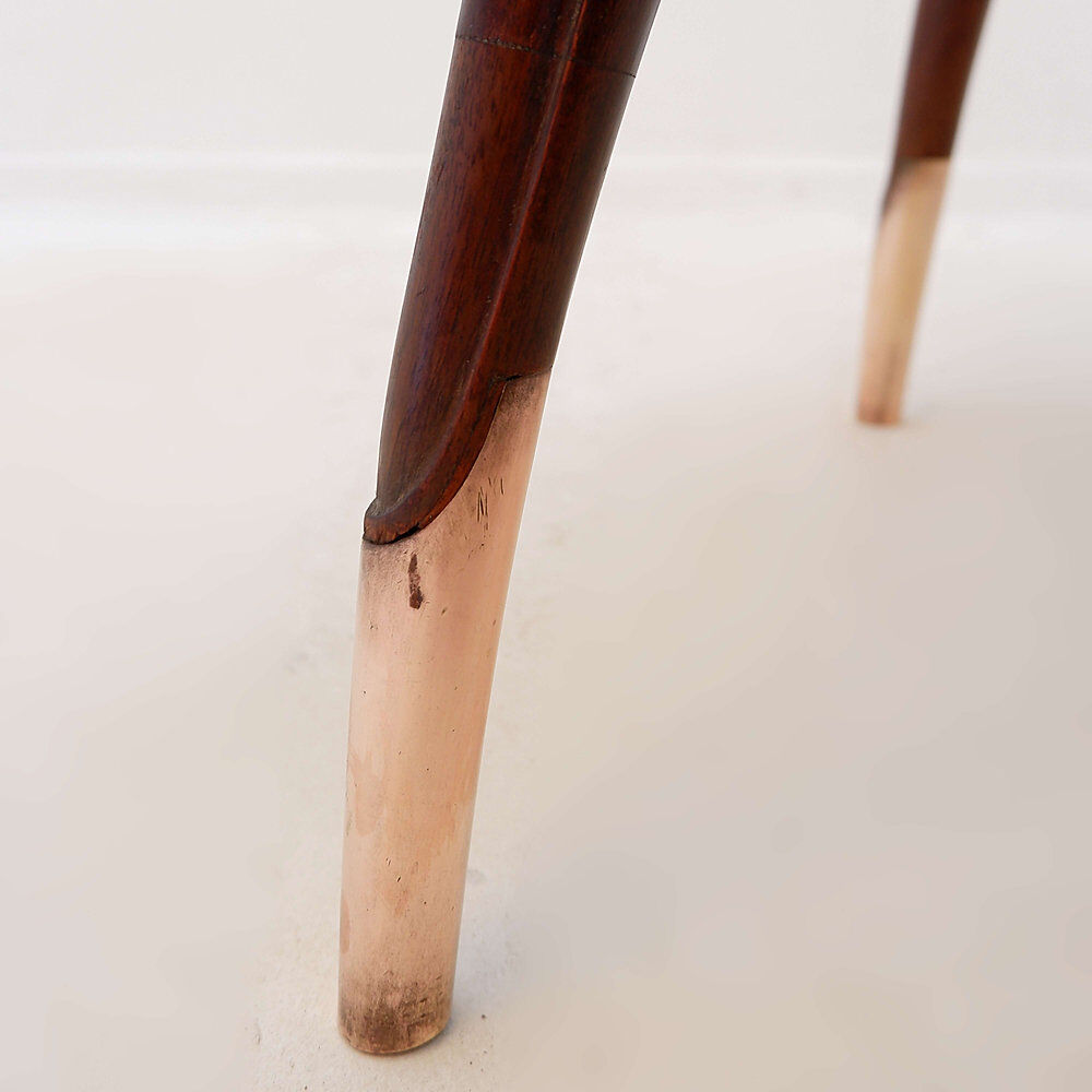 Round Art Deco side table in wood with curved legs and brass feet.
