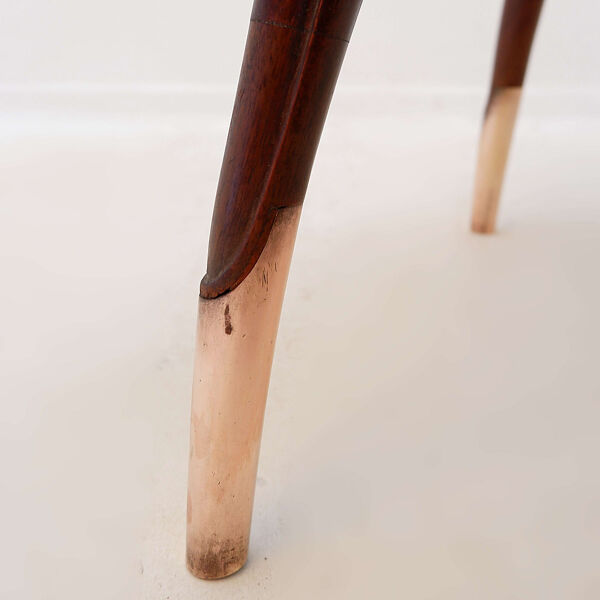 Table d'appoint ronde Art déco en bois avec pieds courbés et pieds en laiton