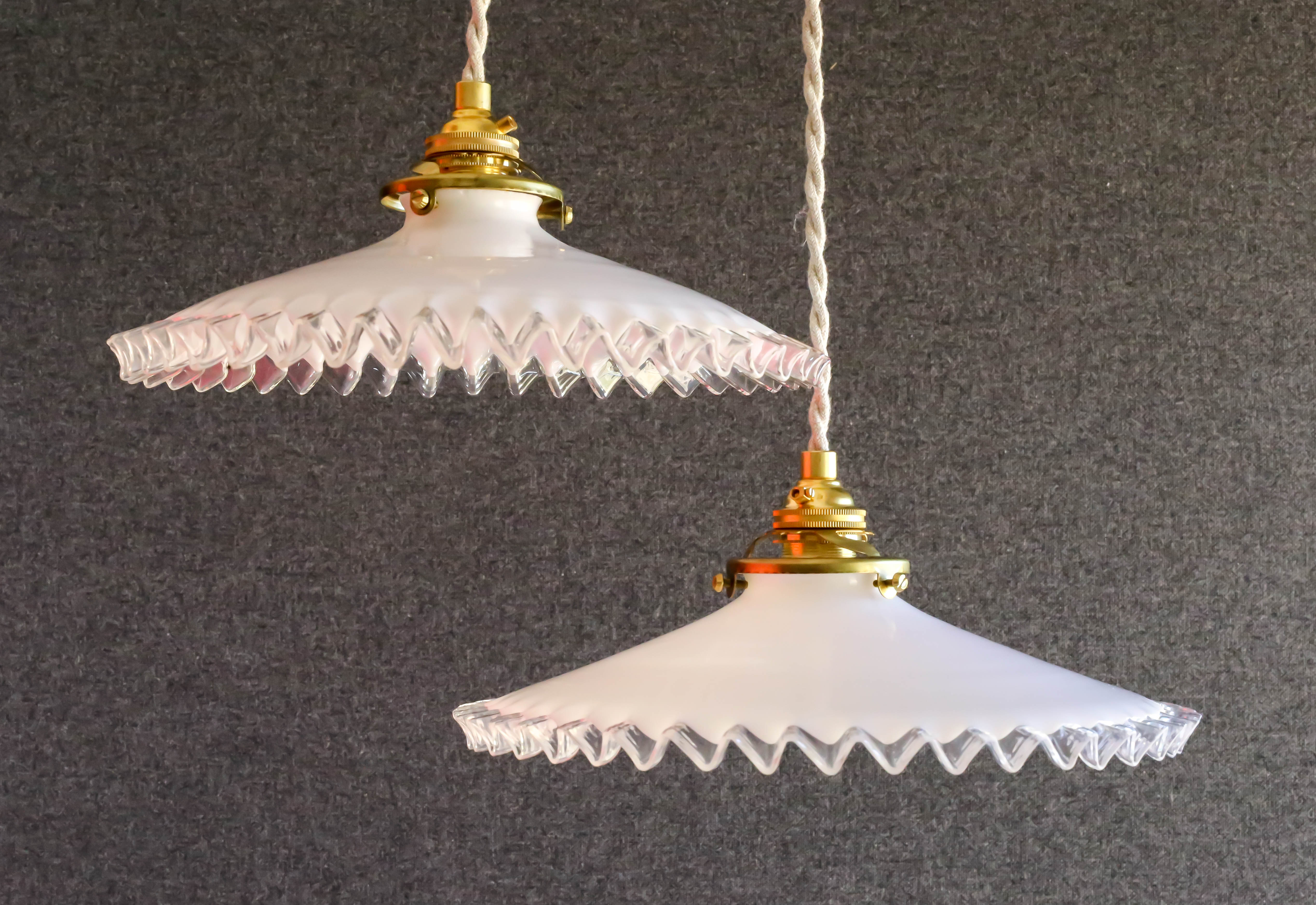 Set of 2 opaline suspensions delivered with new cable, socket and support in new brass
