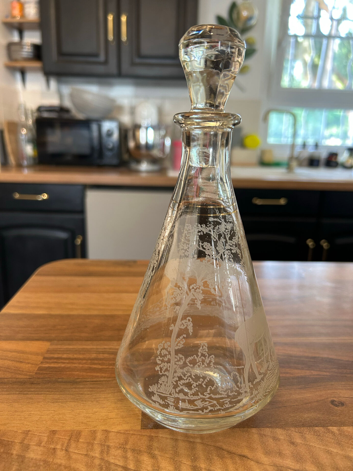 Petite carafe vintage en verre gravé – décor cerf et forêt