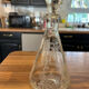 Petite carafe vintage en verre gravé – décor cerf et forêt