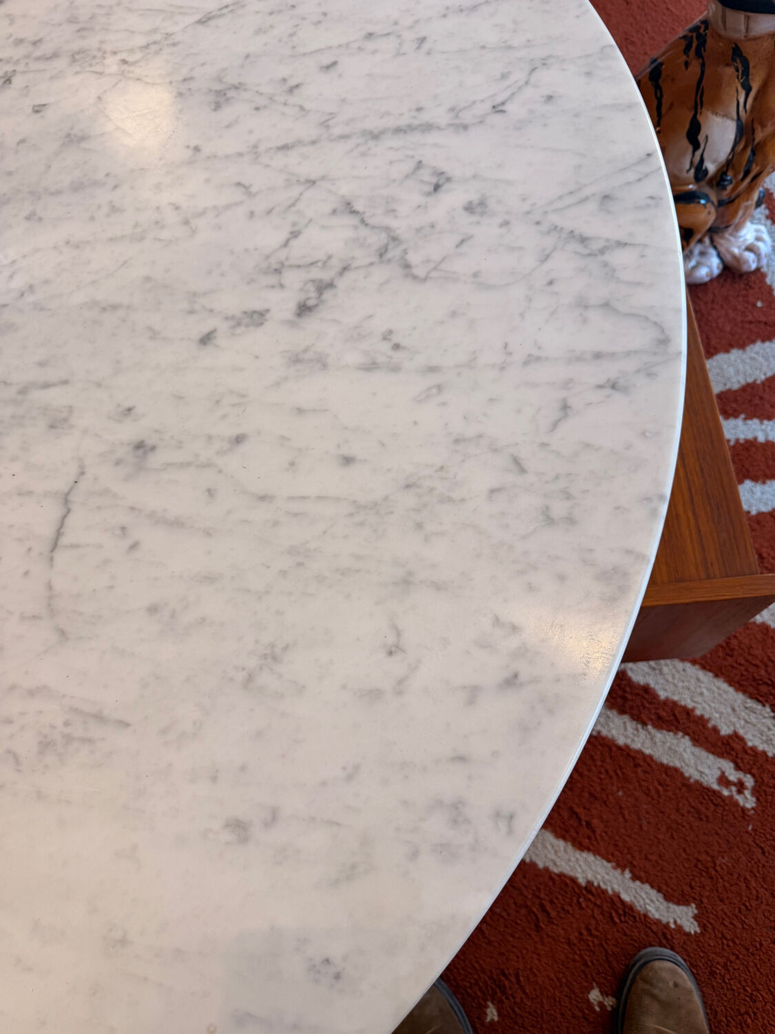Grande table tulipe années 60, plateau en marbre de Carrare
