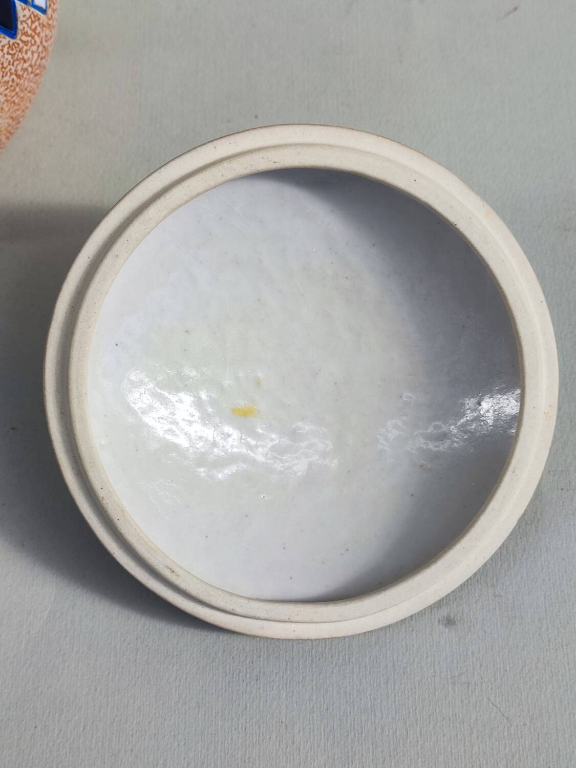 Pot amphore en porcelaine et son couvercle