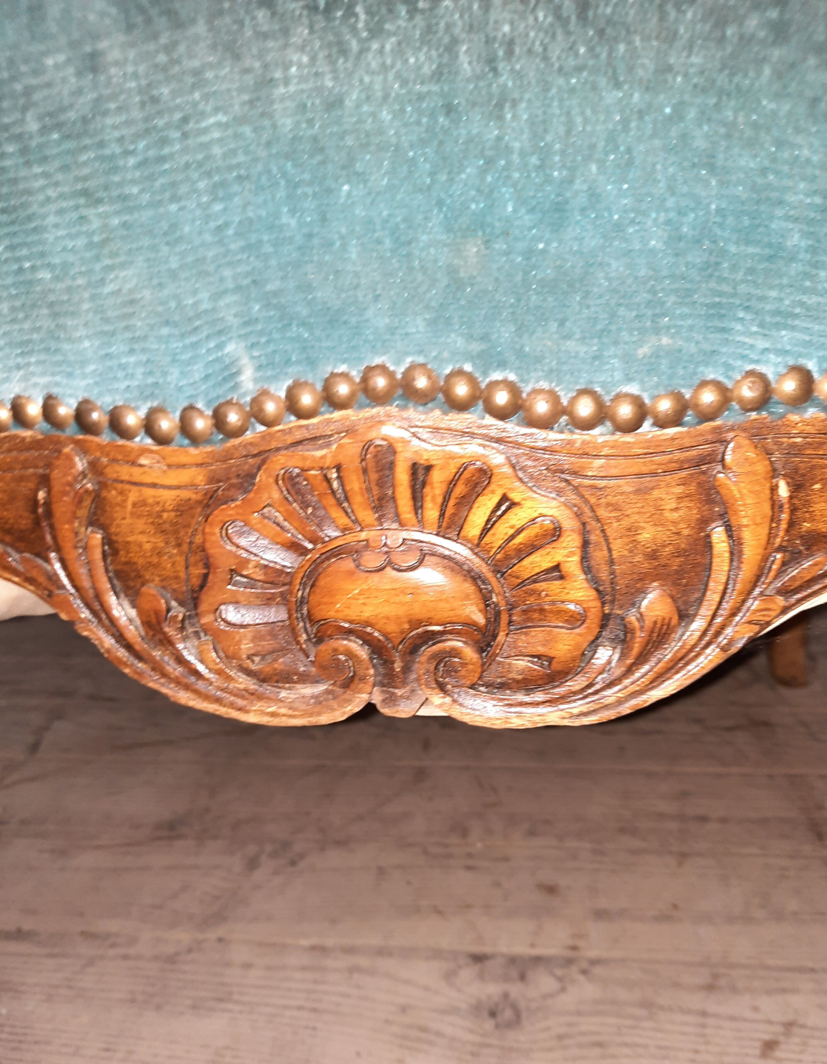 Fauteuil regence en chêne  et velour bleu