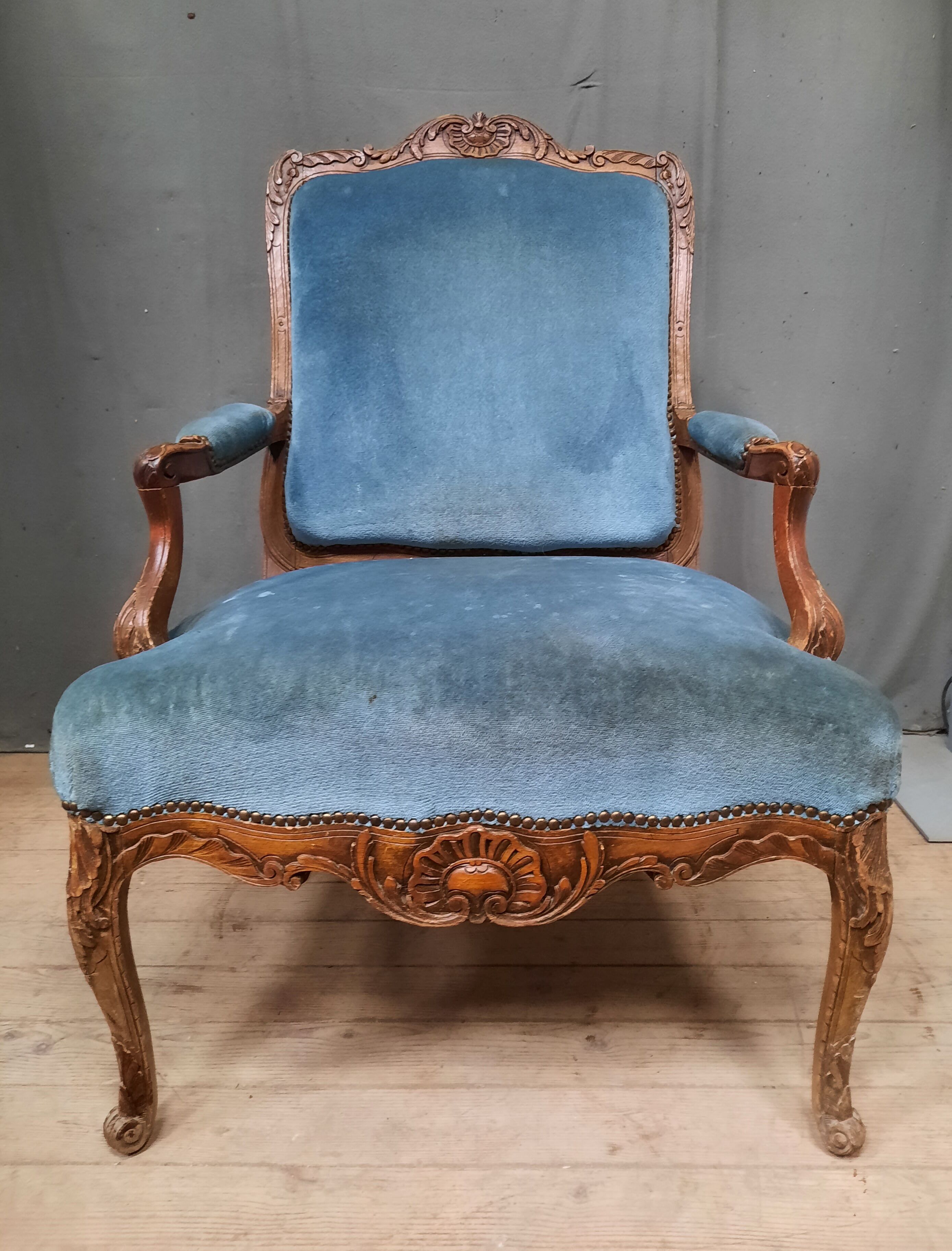 Fauteuil regence en chêne  et velour bleu