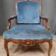 Fauteuil regence en chêne  et velour bleu