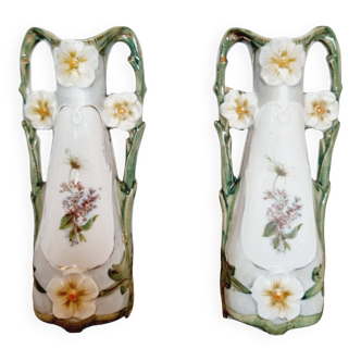 2 Vases Art Nouveau fin 19ème siècle En porcelaine française numérotée, décor floral engobe et fleur