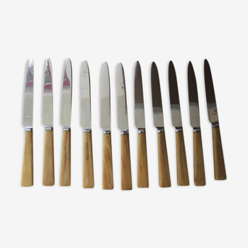 11 anciens couteaux à diner bakelite & inox