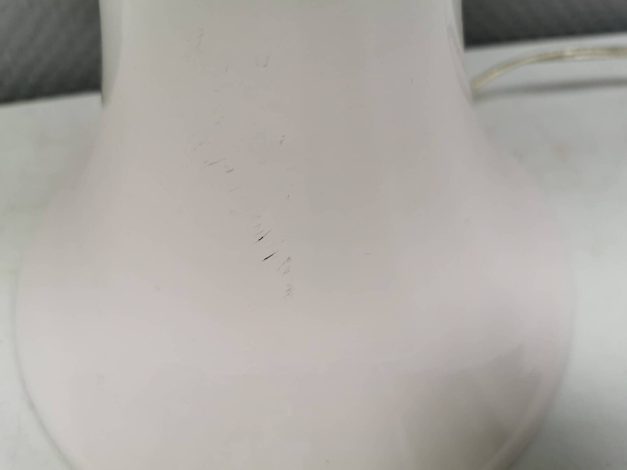 Large and beautiful Italian Table Lamp in white porcelain, estimated 1980s.